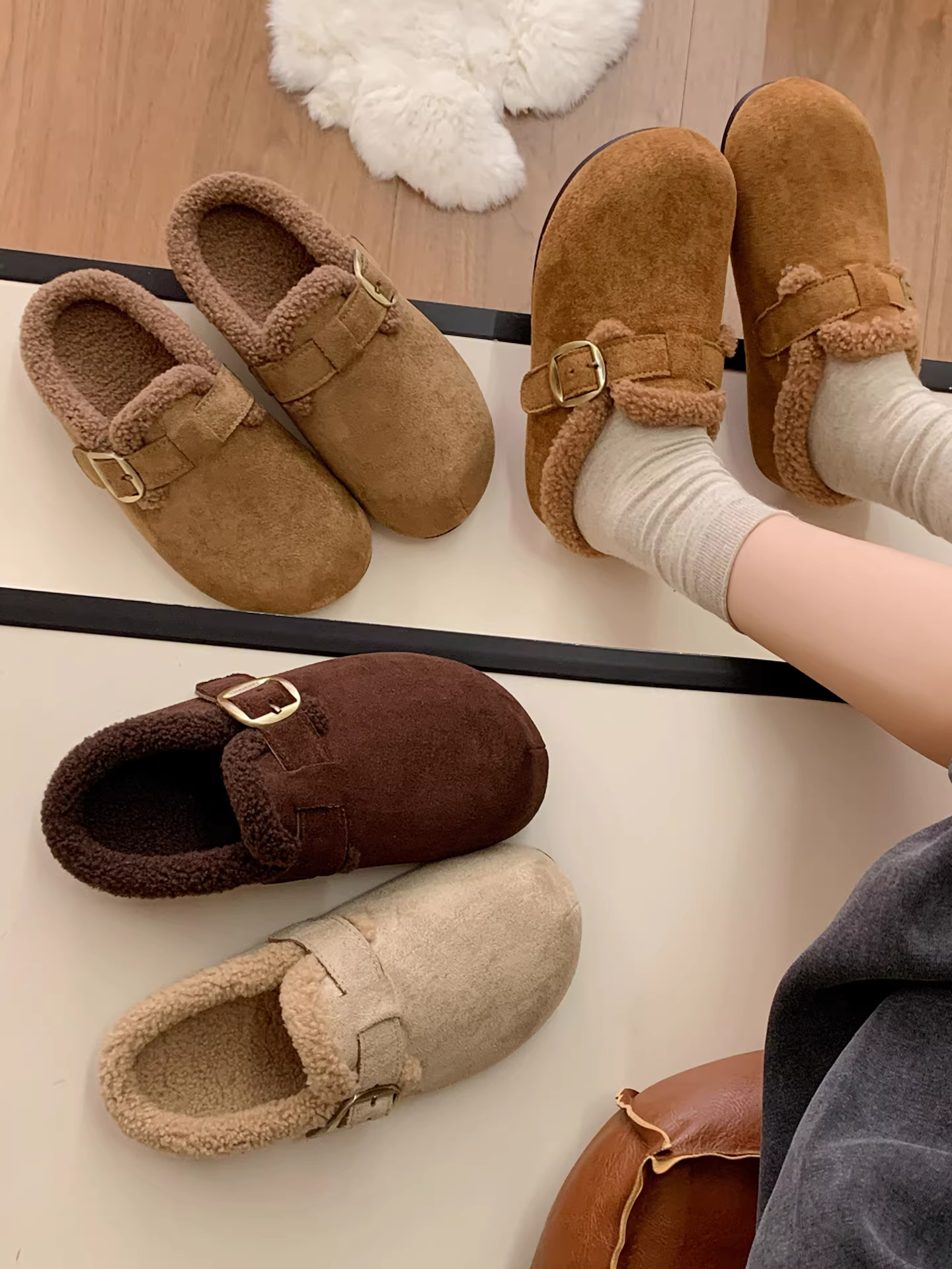 Đôi dép lông dày đế dày lót lông cừu dành cho phụ nữ nhỏ nhắn, mẫu mới mùa đông 2025, đi ngoài trời, ấm áp và chống trơn trượt, kiểu dép Birkenstock bằng cotton.