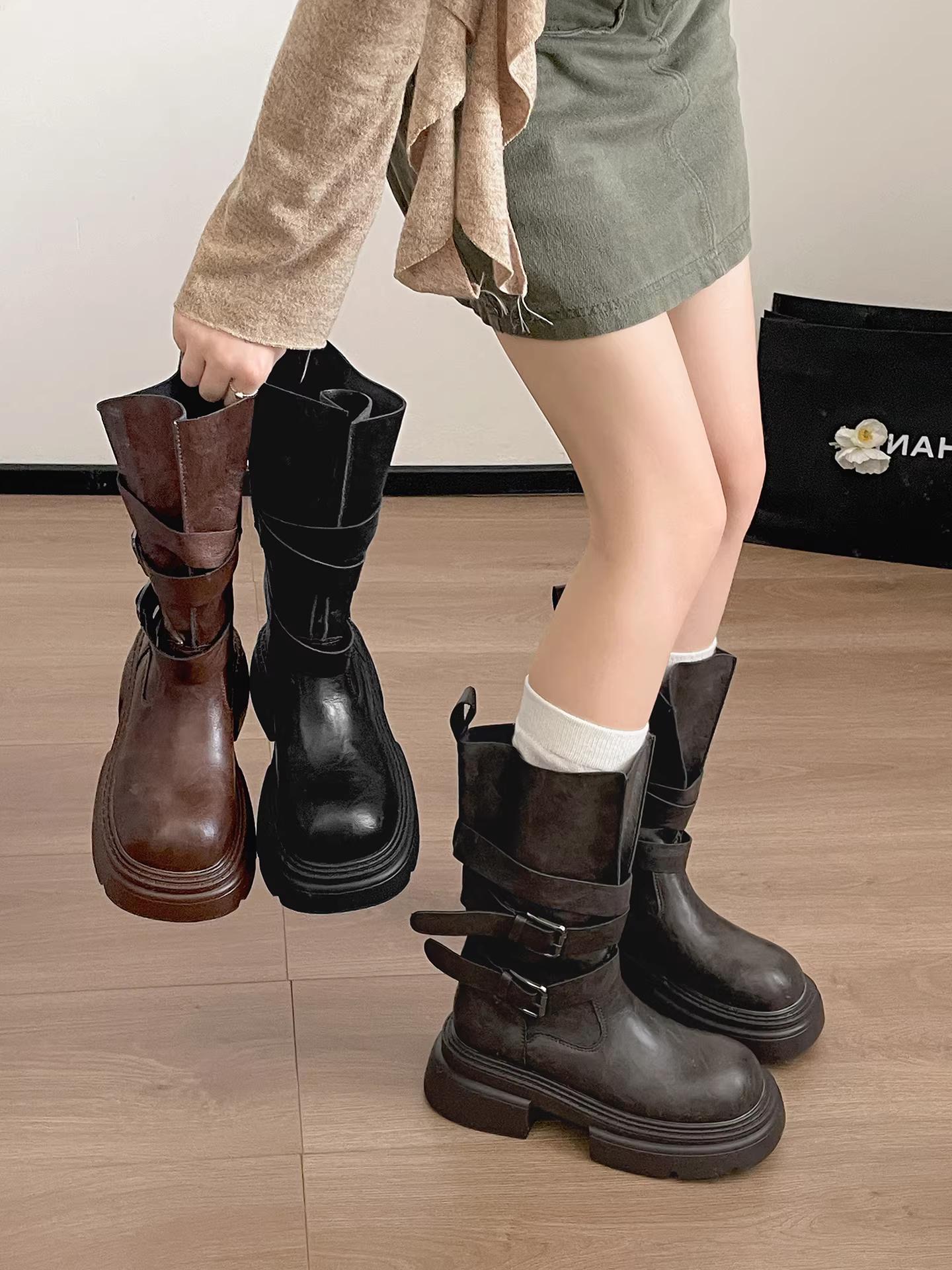 Giày bốt Martin đế dày phong cách retro Anh quốc màu đen dành cho nữ, mẫu mới thu đông 2025, tăng chiều cao, thon gọn, kiểu dáng đến giữa bắp chân.