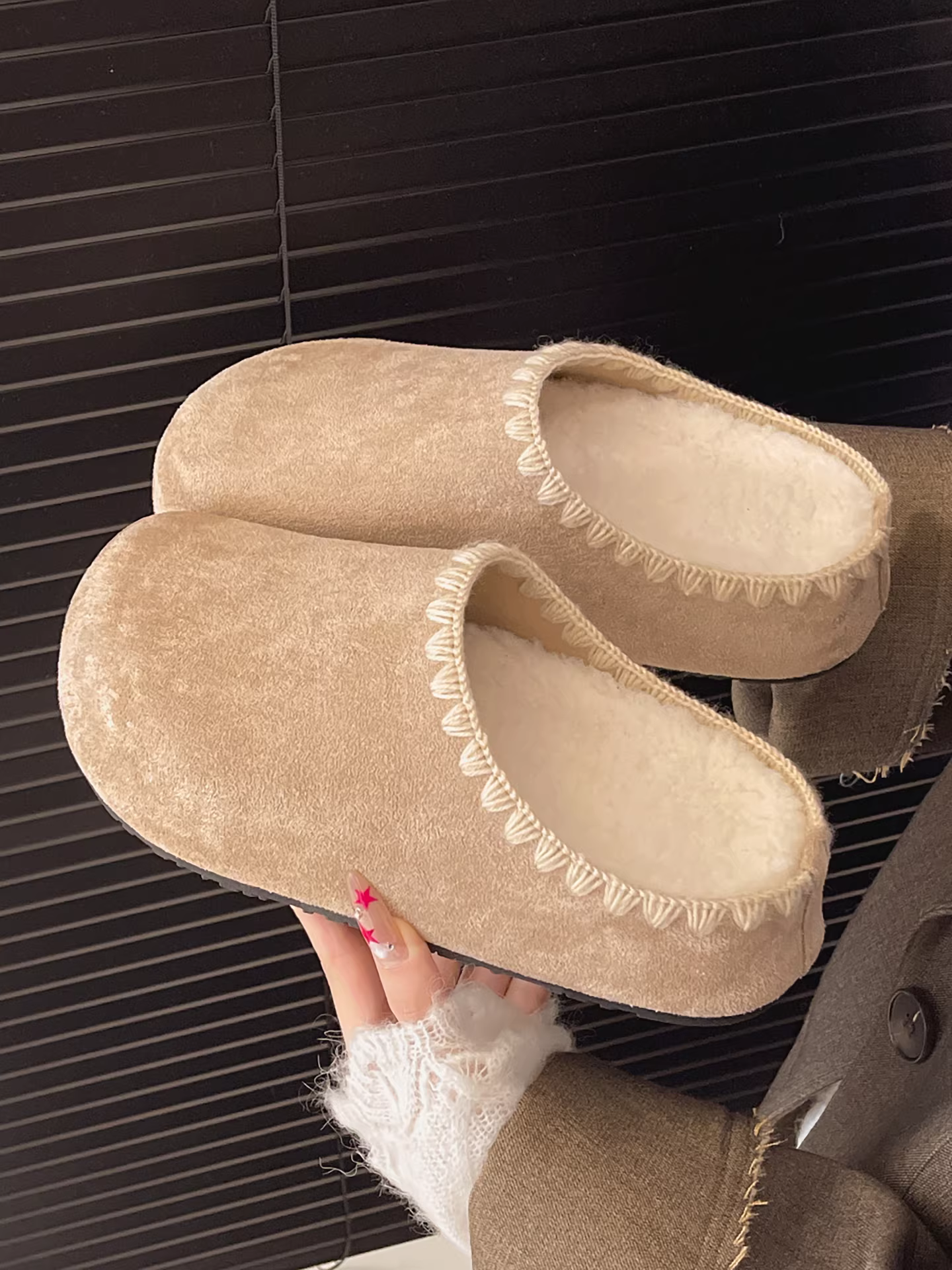 Giày Birkenstock nữ đế dày lót lông kiểu retro màu nâu, mùa thu đông 2025, giữ ấm, chống trơn, mũi kín, chất liệu cotton