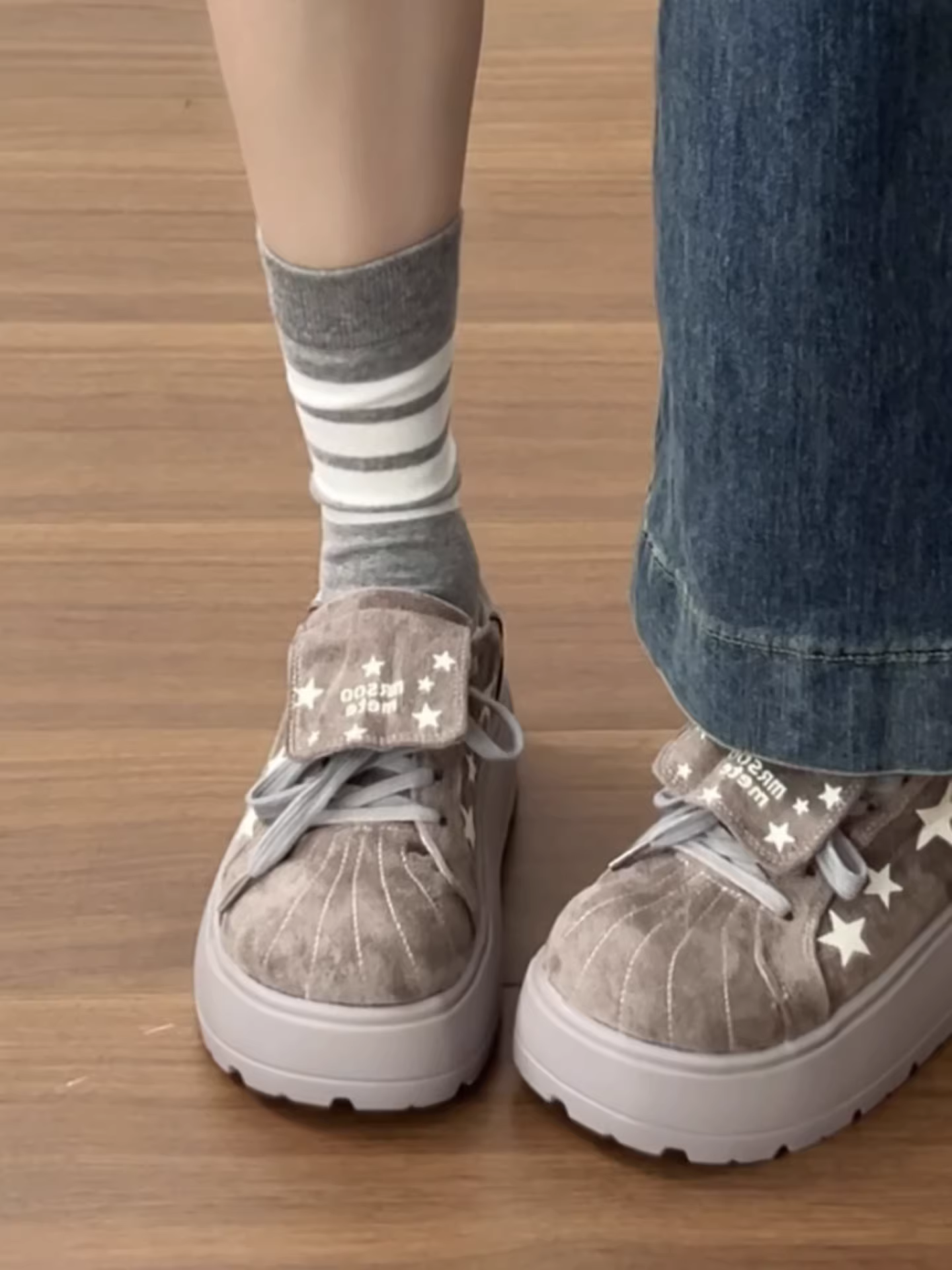 Giày thể thao đế dày tăng chiều cao kiểu Đức dành cho nữ, mẫu thu đông 2025 mới, phối cùng chân váy giúp trông thon gọn hơn, giày thể thao cổ thấp.