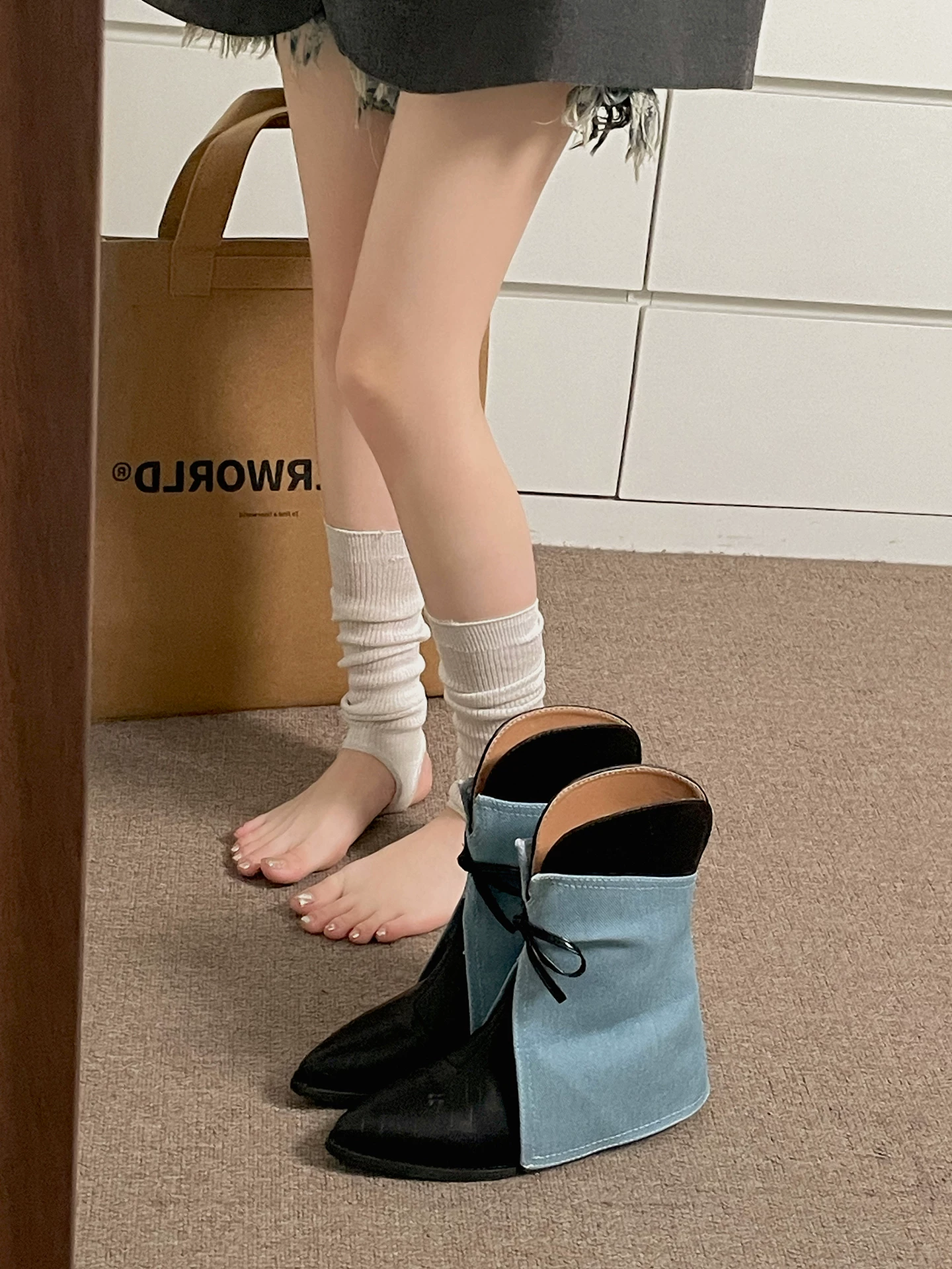 Giày bốt đế xuồng mũi nhọn đa năng dành cho nữ ở miền Nam, kiểu mới thu đông 2025, phối cùng chân váy, giày bốt cổ ngắn đế mềm tăng chiều cao phong cách retro.