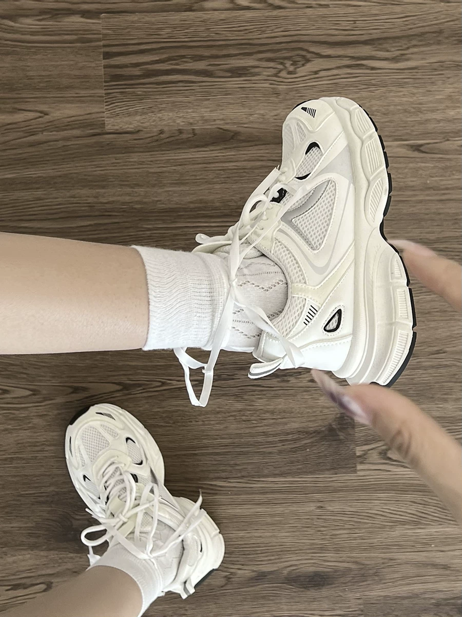 Giày thể thao nữ kiểu dáng phổ biến giúp chân trông nhỏ nhắn hơn, đa năng, mẫu mới thu đông 2025, giày thể thao cổ thấp đế dày retro tăng chiều cao màu trắng.