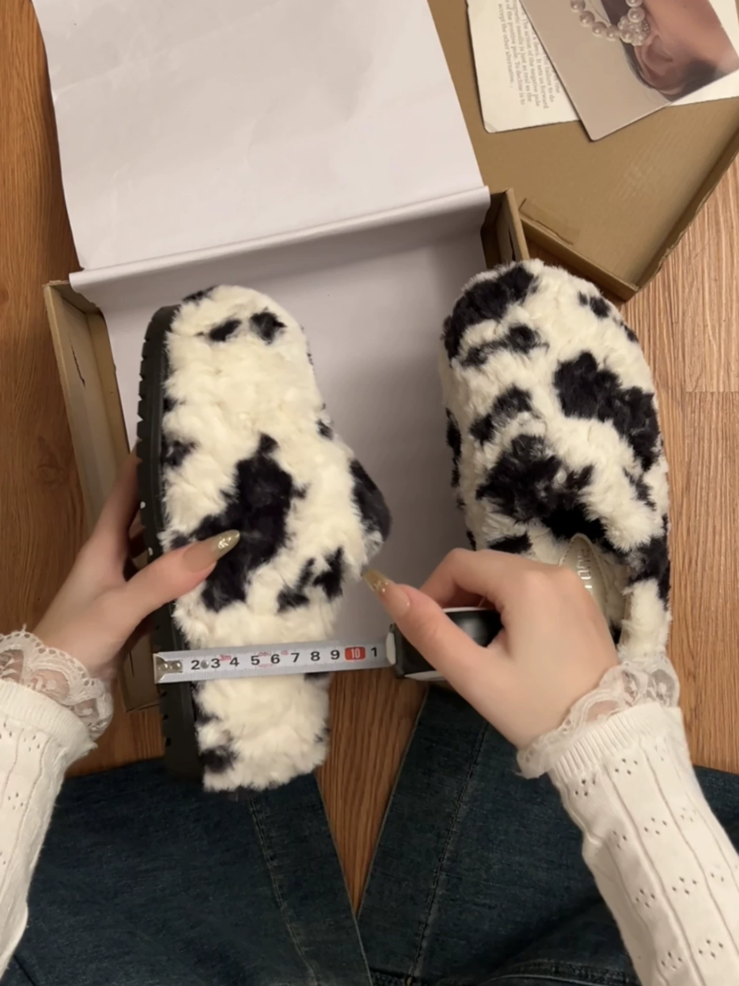 Dép lông dày đế dày chống trơn kiểu cổ điển lót lông cừu dành cho nữ, mặc ngoài trời mùa đông, kiểu mới 2025, tăng chiều cao, dép bông ấm áp kiểu Birkenstock.