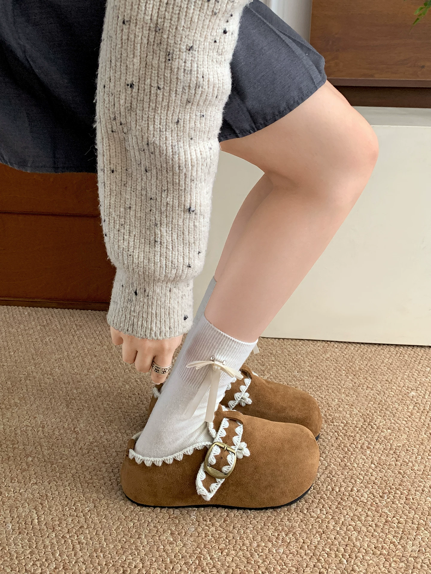 Đôi dép lông dày đế dày đa năng kiểu cổ điển Nam Trung Quốc dành cho nữ 2025, dép mùa đông ấm áp bằng vải nhung kiểu Birkenstock mới