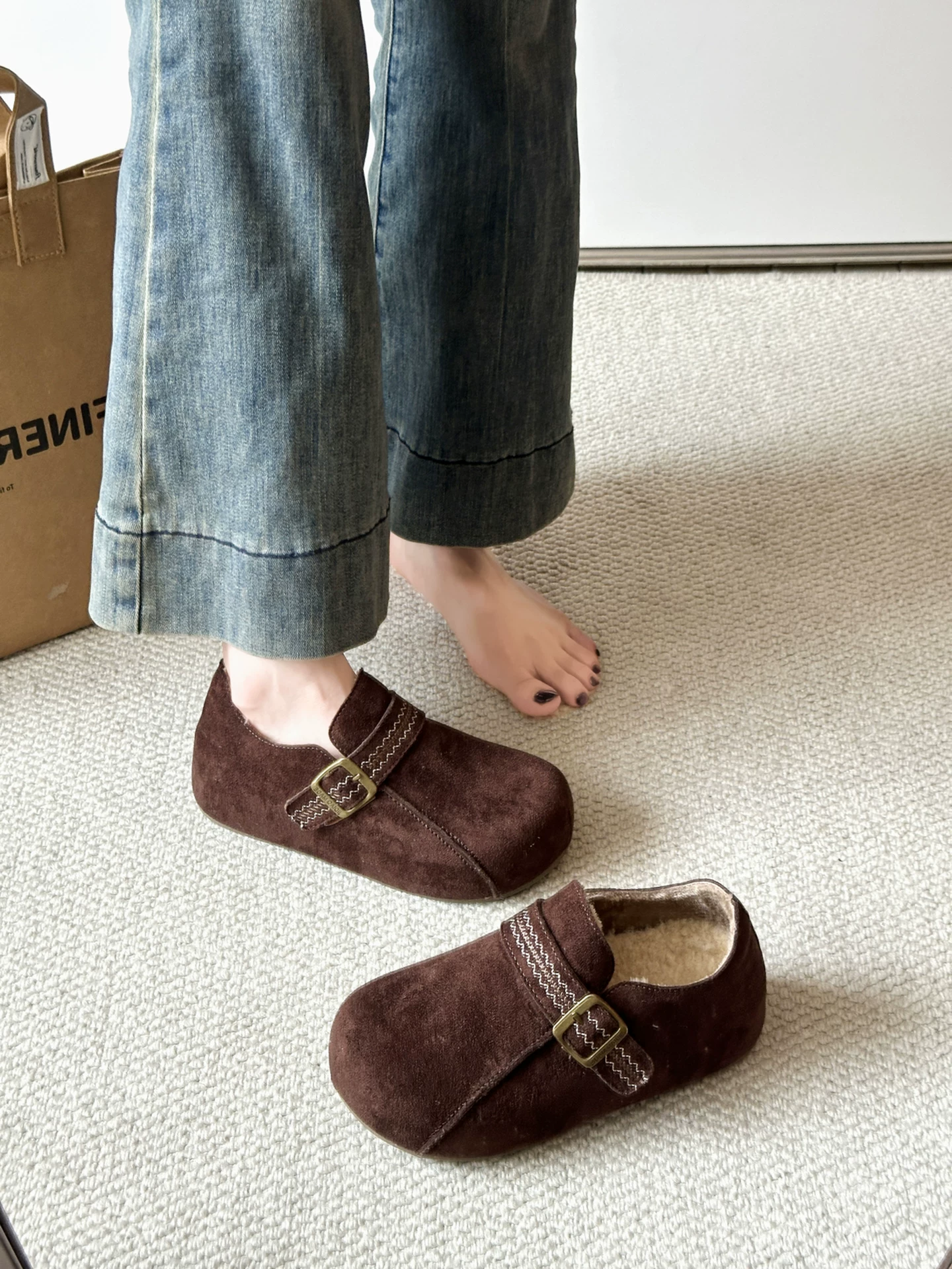 Giày Birkenstock đế bằng kiểu cổ điển Nam Trung Quốc dành cho nữ 2025, mẫu mới thu đông, đi ngoài trời, có lớp lót lông cừu giữ ấm.