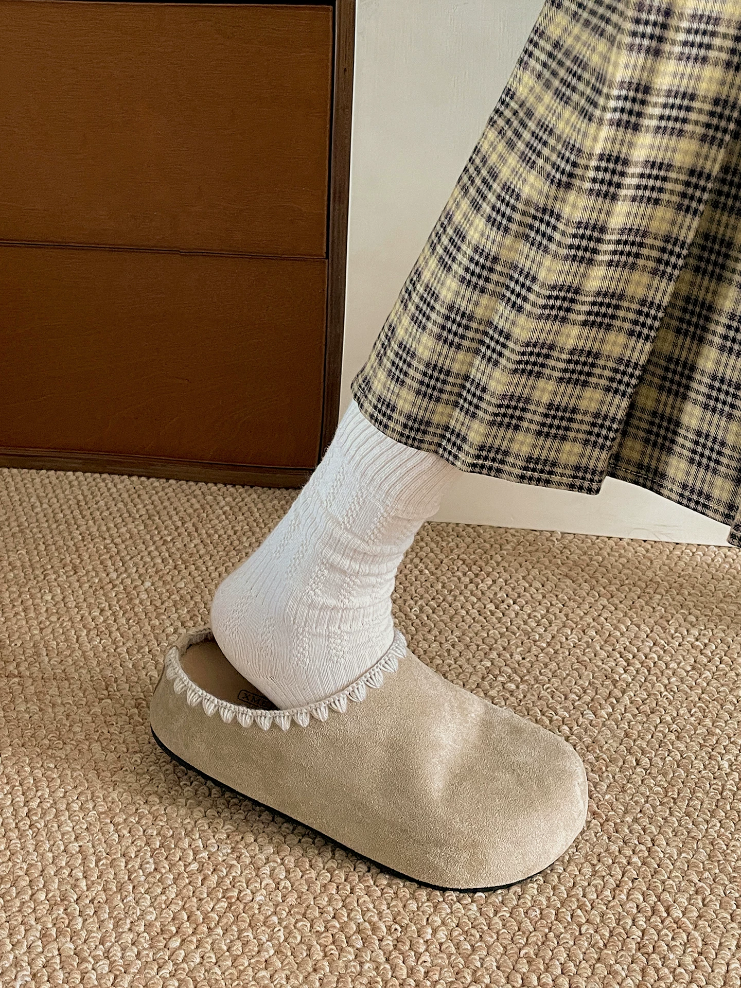 Giày Birkenstock đế dày chống trơn, tăng chiều cao, kiểu nửa dép, dành cho nữ, mẫu mới thu đông 2025, đa năng, đế mềm, kiểu dép quai ngang.