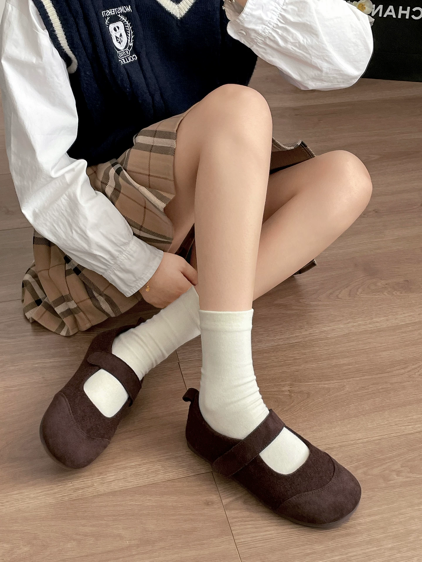 Giày bệt nữ kiểu Mary Jane đế mềm, mũi tròn, cổ thấp, màu bạc, phong cách retro, kiểu thu mới 2025, phối chân váy.