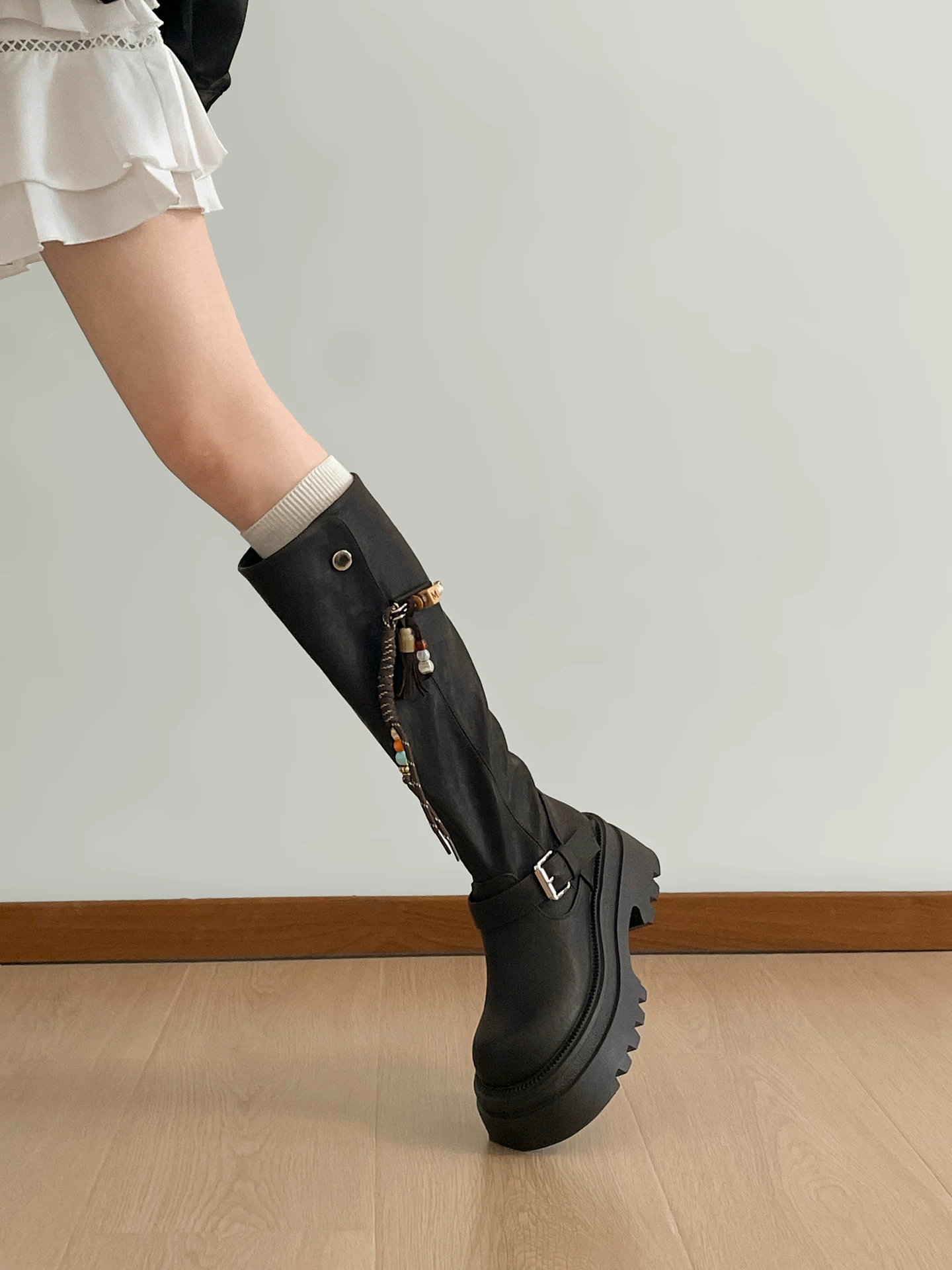 Giày bốt nữ cao đến đầu gối đế xuồng chunky màu đen, kiểu dáng mới thu đông 2025, tôn dáng, tăng chiều cao, phong cách retro, kiểu dáng đi xe.
