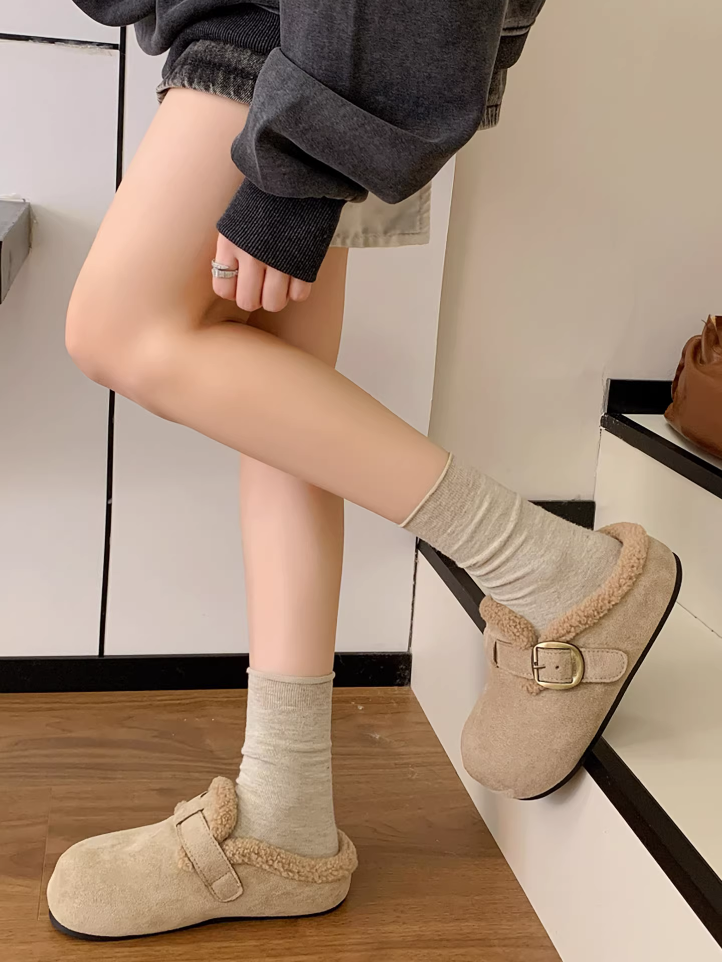 Đôi dép lông dày đế dày lót lông cừu dành cho phụ nữ nhỏ nhắn, mẫu mới mùa đông 2025, đi ngoài trời, ấm áp và chống trơn trượt, kiểu dép Birkenstock bằng cotton.