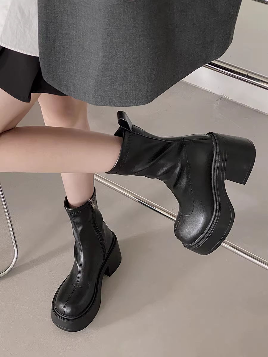 Giày bốt cao gót đế dày, gót thô, kiểu dáng nhỏ nhắn màu đen dành cho nữ, mẫu mới thu đông 2025, kiểu dáng cổ điển, tôn dáng.