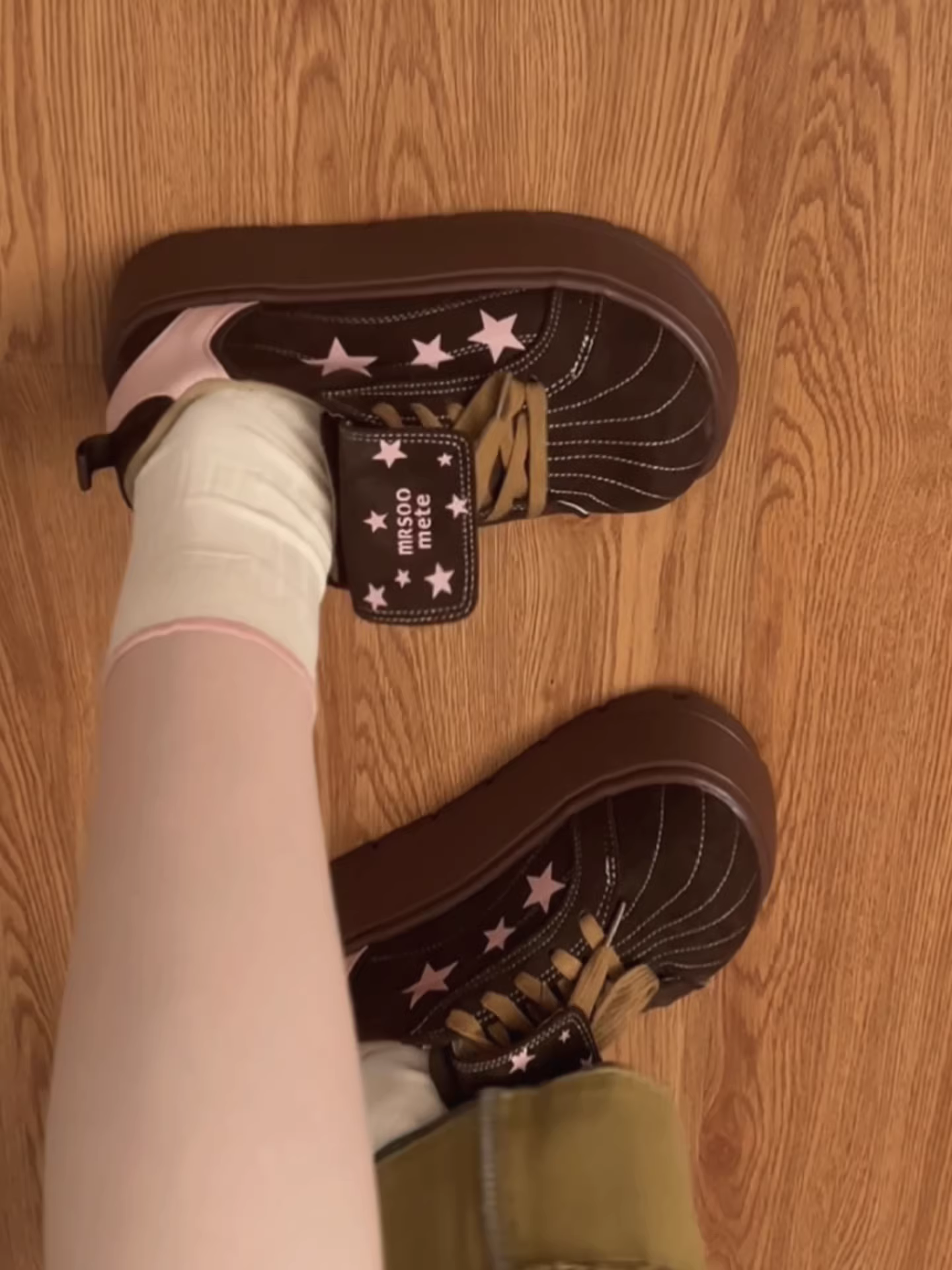 Giày thể thao đế dày tăng chiều cao kiểu Đức dành cho nữ, mẫu thu đông 2025 mới, phối cùng chân váy giúp trông thon gọn hơn, giày thể thao cổ thấp.