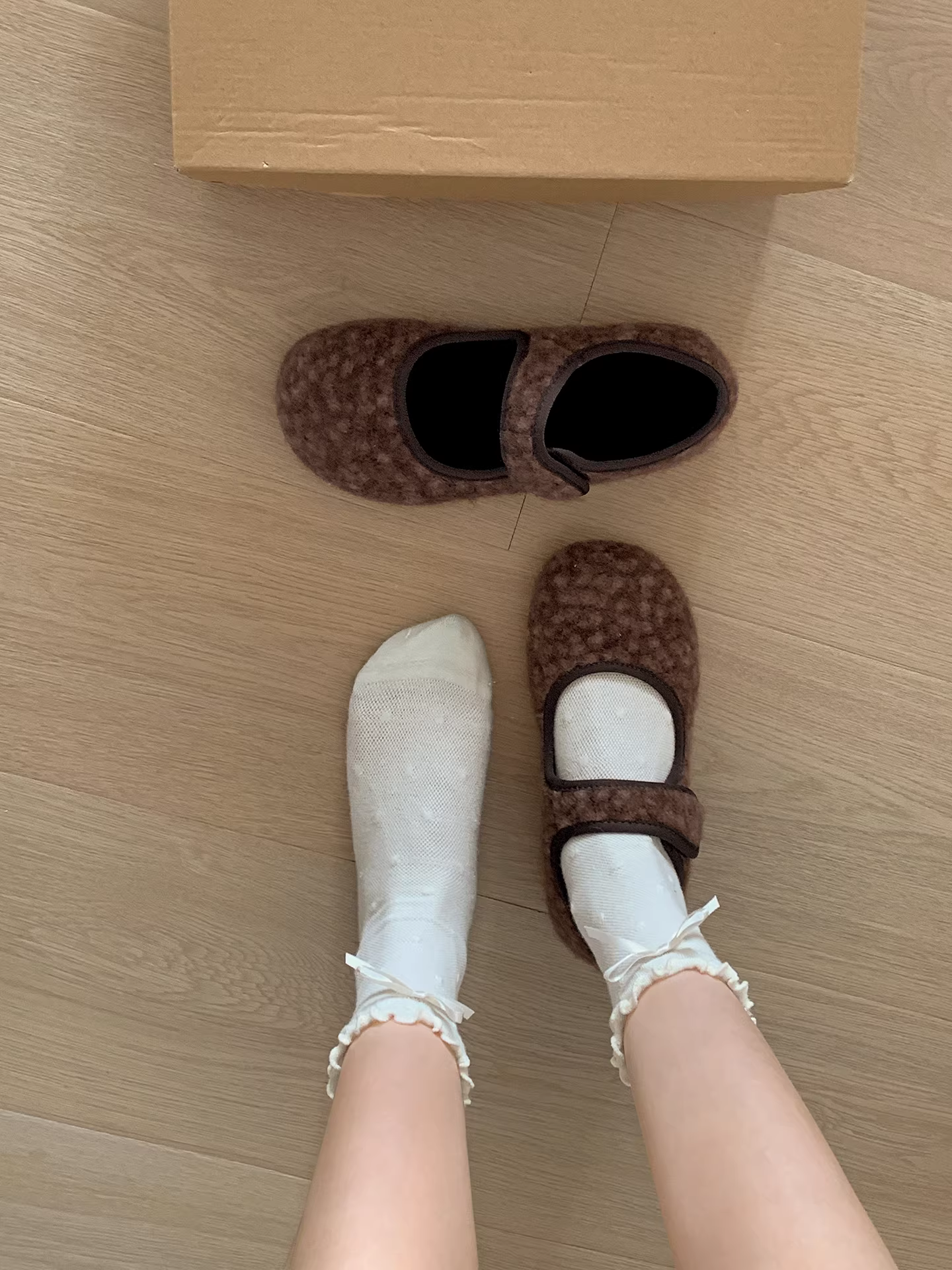 Giày lông dày đế cao cổ điển màu trắng dành cho nữ mùa đông 2025 mới, giữ ấm, đi ngoài trời, chống trơn, chất liệu cotton Đông Bắc