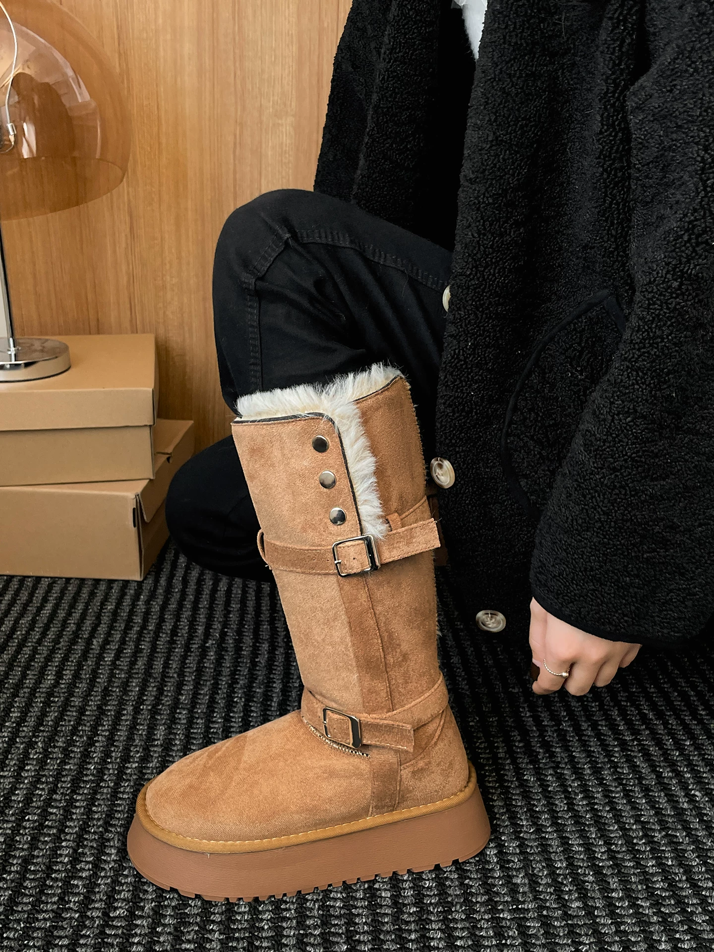 Giày bốt đi tuyết đế dày chống trượt lót lông cừu phong cách Đông Bắc dành cho nữ, giày cotton giữ ấm tăng chiều cao mùa đông mới 2025.