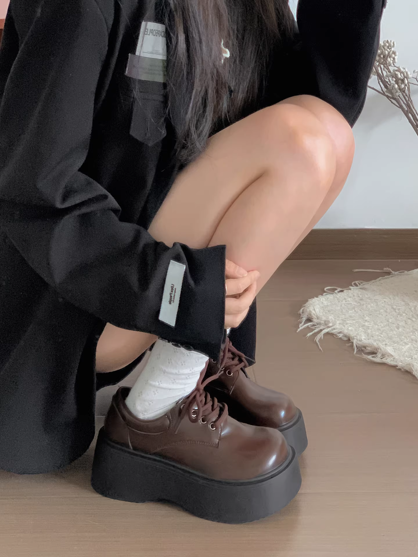 Giày bốt cao cổ đế dày phong cách retro Anh quốc màu đen dành cho nữ, mẫu mới thu đông 2025, đa năng, phối chân váy giúp tăng chiều cao.