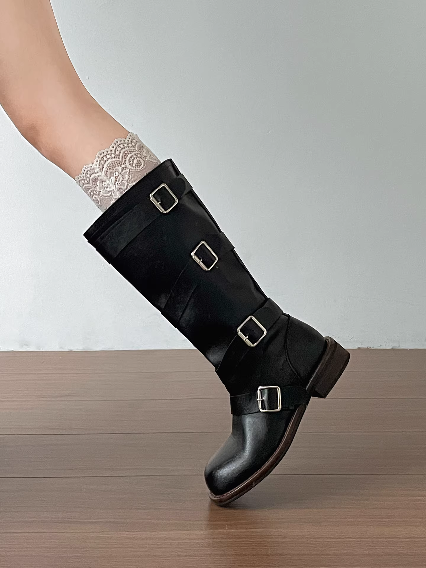 Giày bốt nữ đế dày kiểu Anh đen, bốt dài, mẫu mới thu đông 2025, đa năng, tôn dáng.