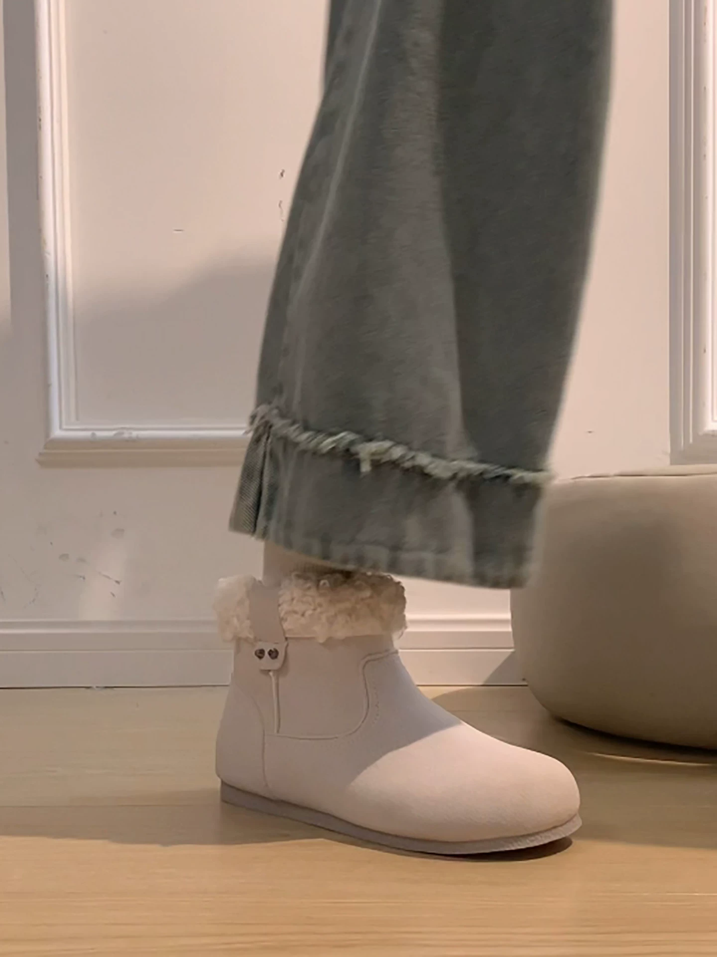 Giày bốt nữ đế xuồng tăng chiều cao ẩn, bộ sưu tập thu đông 2025 mới, thích hợp phối cùng chân váy, chống trơn trượt, giày cotton đa năng.