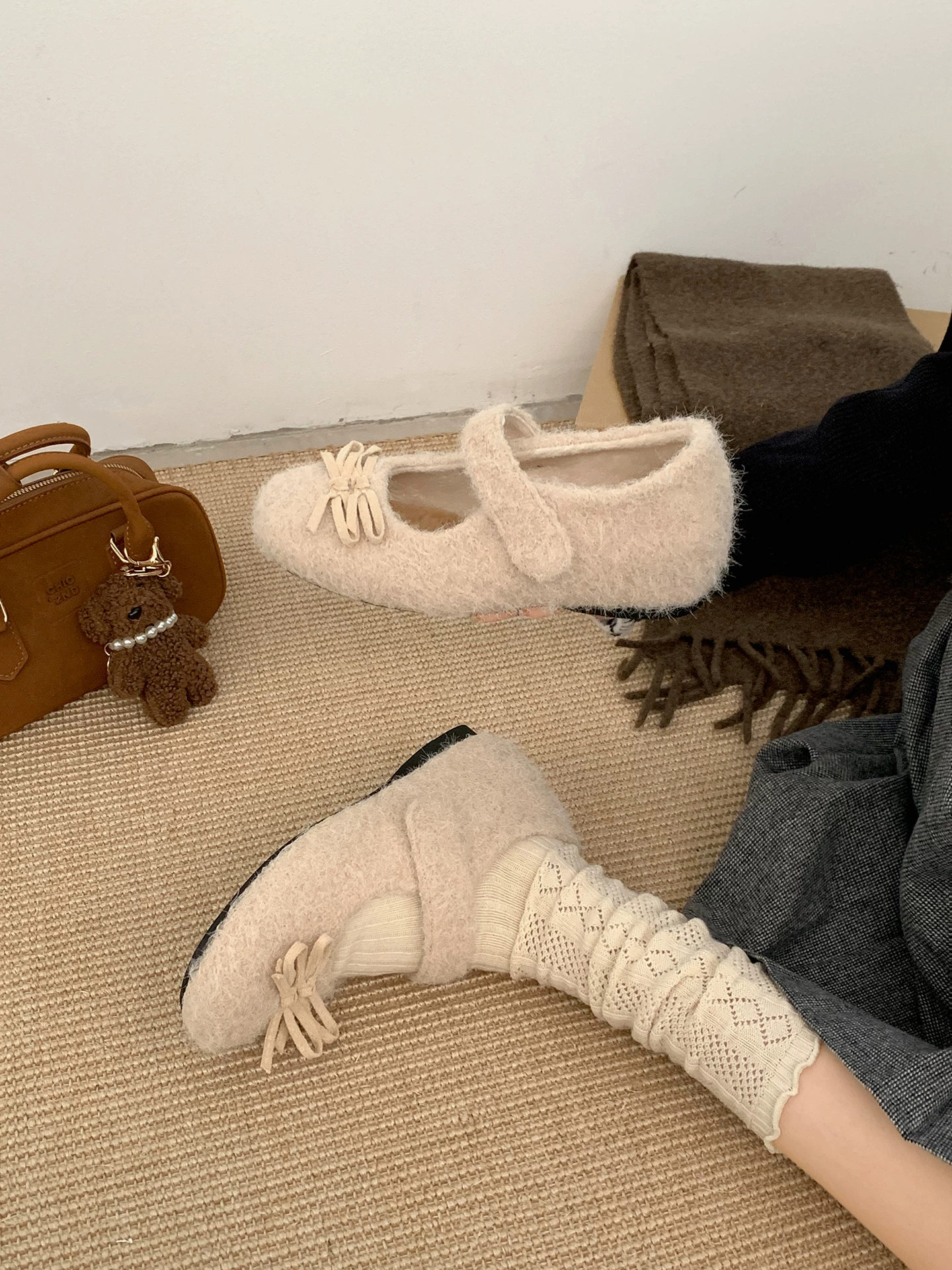 Giày Mary Jane đế dày tăng chiều cao kiểu Pháp lót lông cừu dành cho nữ, áo khoác ngoài mùa đông, kiểu mới 2025, thích hợp phối cùng váy, giày cotton ấm áp.