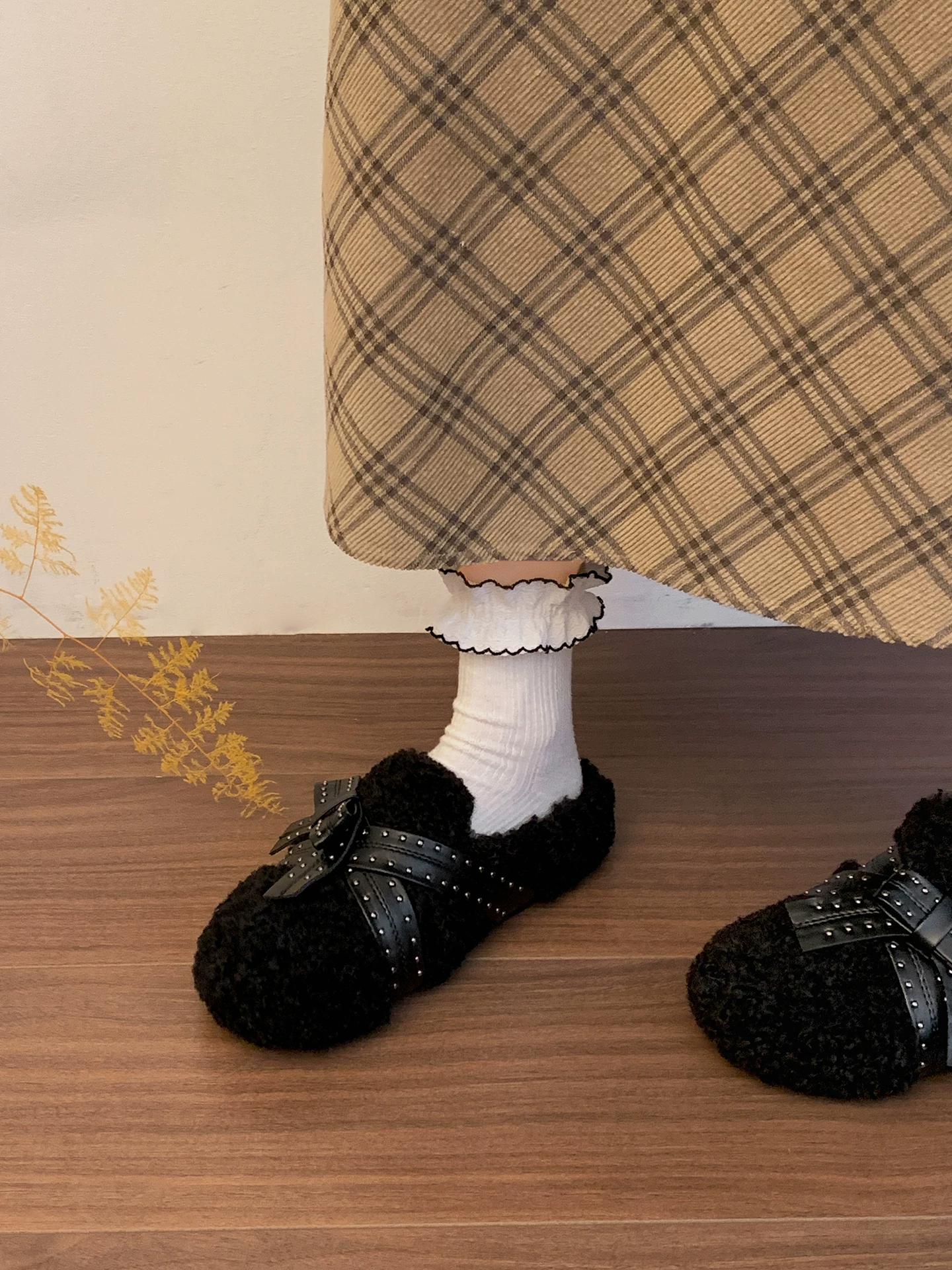 Đôi dép lê nữ đế dày phong cách retro màu trắng, thích hợp đi ngoài trời, dép bông giữ ấm mùa đông mới năm 2025, kiểu kín mũi.