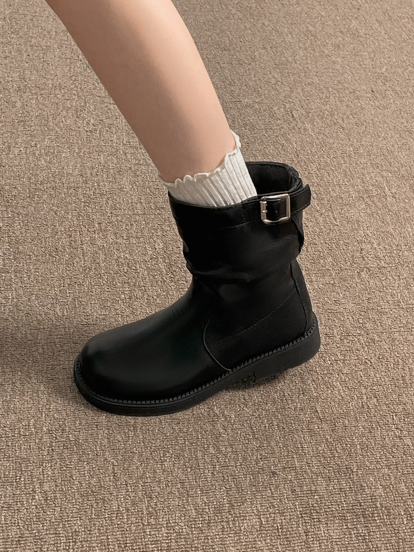 Giày bốt Martin đế dày phong cách Anh quốc cao cấp màu đen cổ điển dành cho nữ, kiểu dáng thu đông mới 2025, phối cùng chân váy giúp trông thon gọn hơn, kiểu dáng lười.