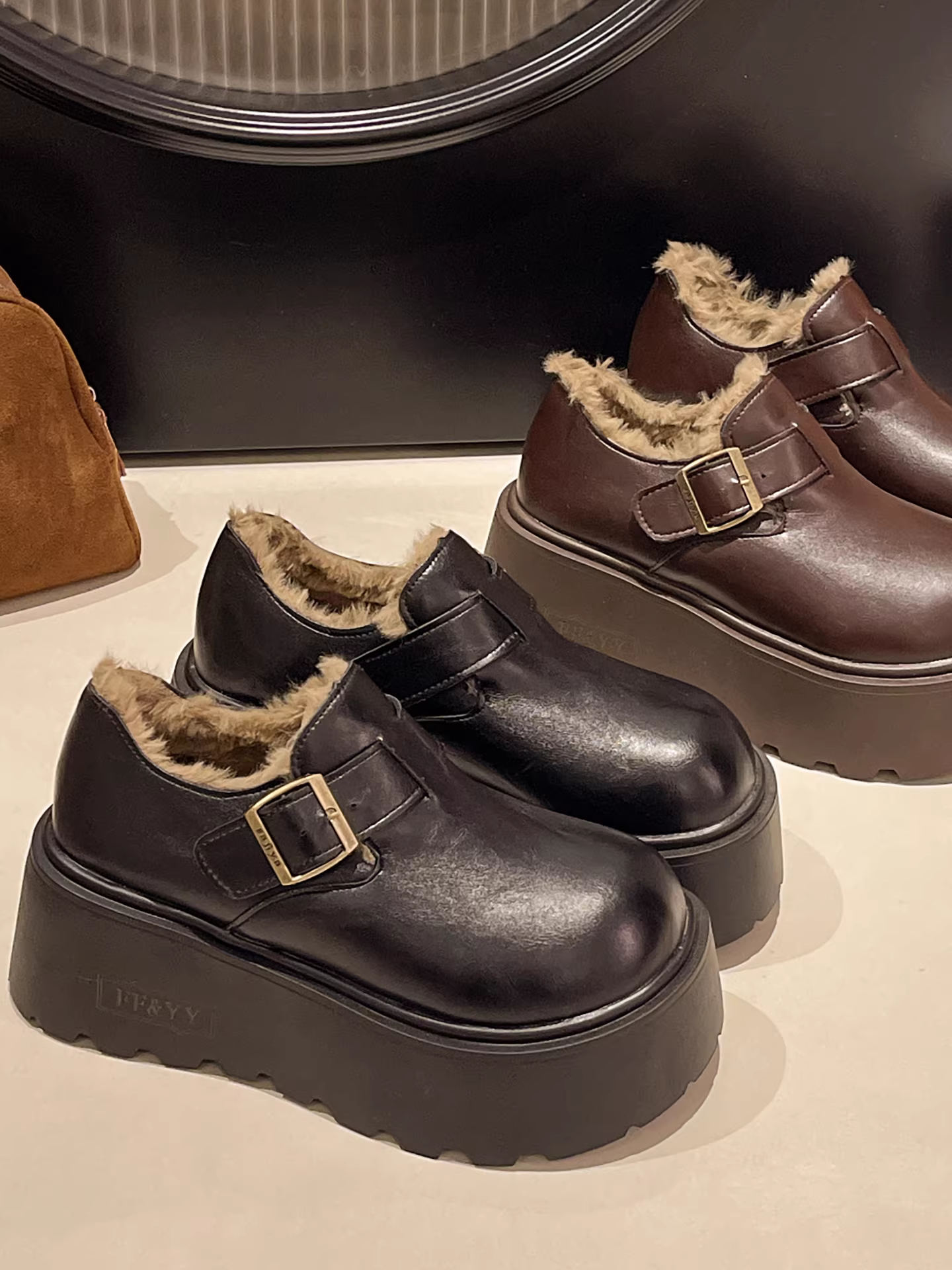 Giày Birkenstock kiểu Pháp cổ điển đế dày lót nhung đen dành cho nữ, giày mùa đông mới năm 2025 giữ ấm ngoài trời bằng vải bông lông mềm.