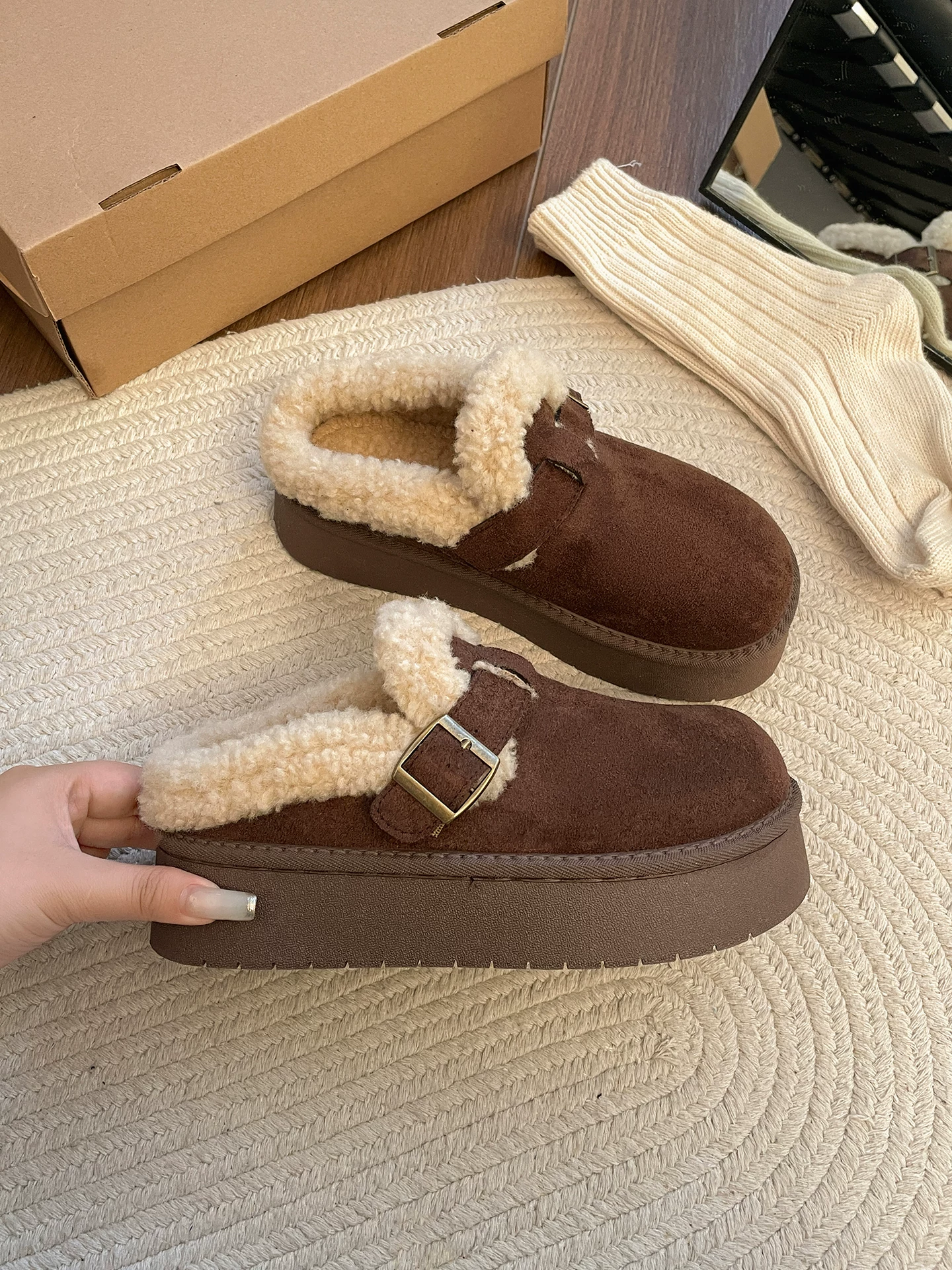 Dép lông dày đế dày màu nâu Nanzai Nanfang dành cho nữ, thích hợp để mang ngoài trời, dép bông kiểu Birkenstock ấm áp mùa đông mới năm 2025.