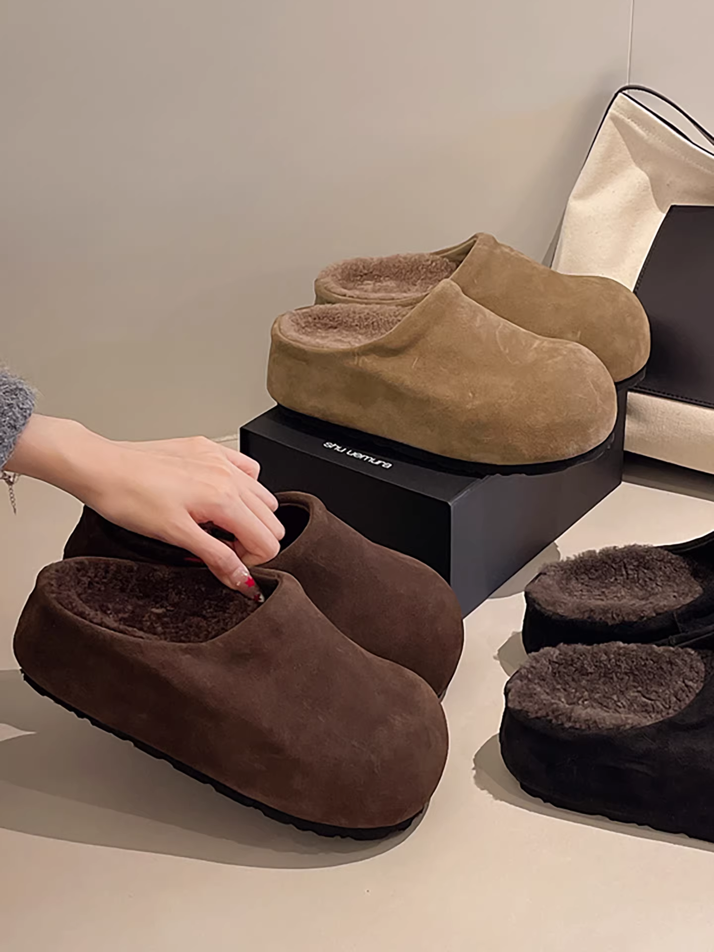 Giày Birkenstock đế dày chống trơn kiểu cổ điển màu đen dành cho nữ, mẫu mới thu đông 2025, tăng chiều cao, mũi kín, chất liệu bông mềm mại