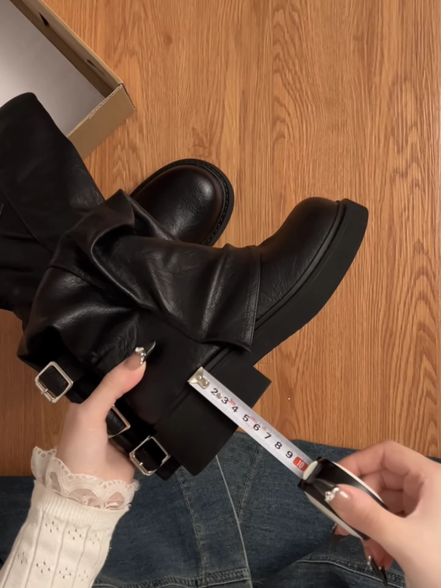 Giày bốt nữ đế dày cổ điển màu đen, kiểu dáng dài, phong cách thu đông 2025 mới, dưới đầu gối, kiểu dáng ôm dáng.