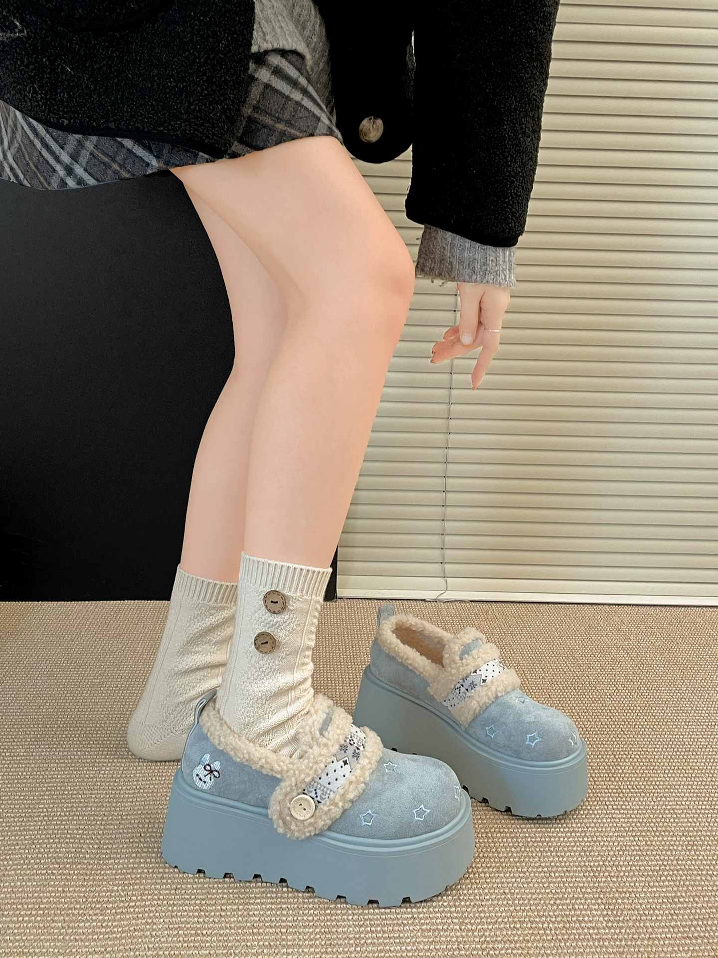 Giày bông giữ ấm đế dày lót lông cừu trắng dành cho nữ, kiểu mới mùa đông 2025, giày Birkenstock lông thú tăng chiều cao đi ngoài trời.