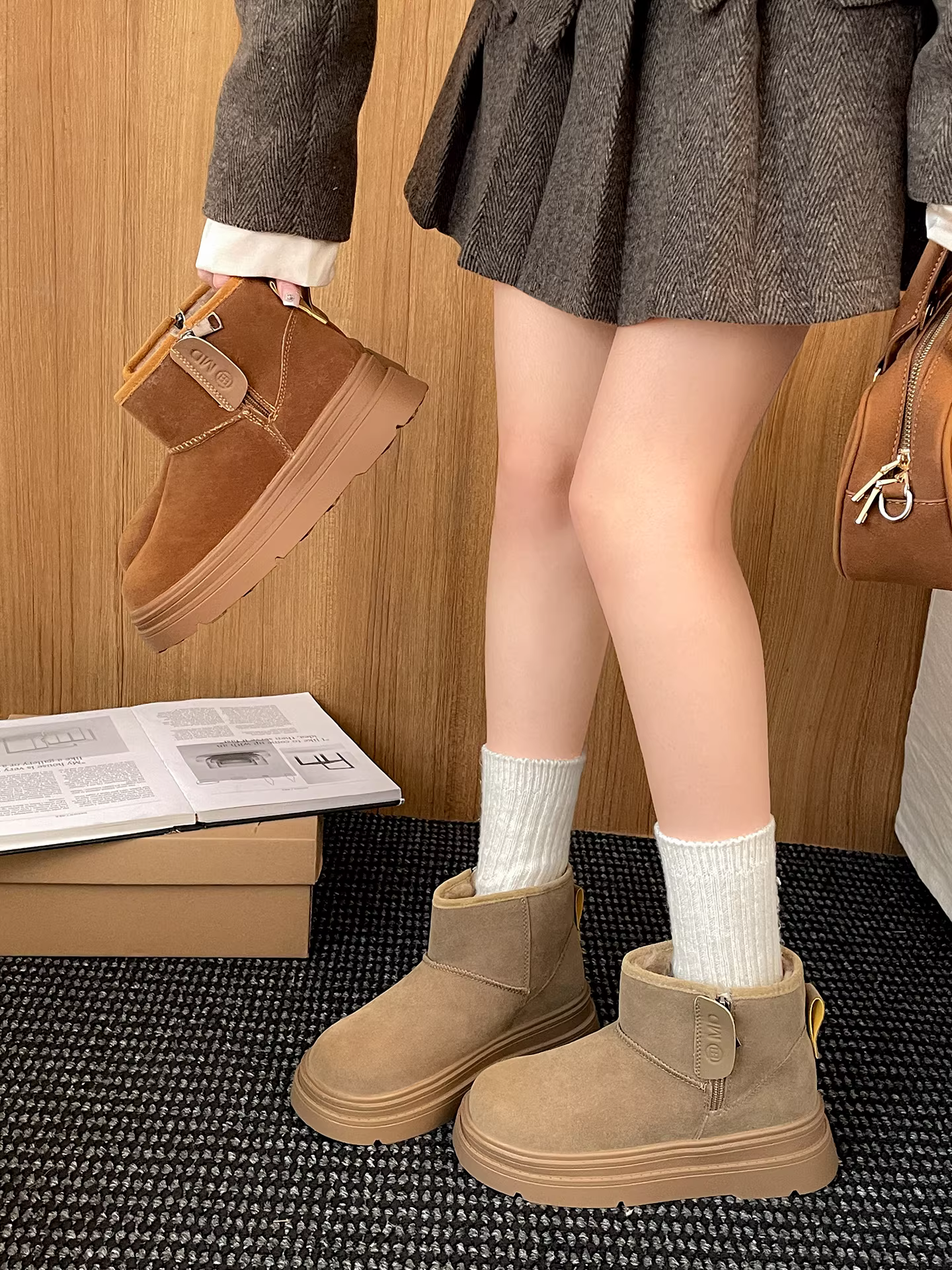 Giày bốt nữ đế dày, tăng chiều cao, lót lông cừu giữ ấm, kiểu Birkenstock, chất liệu cotton dày dặn, mẫu mới mùa đông 2025.