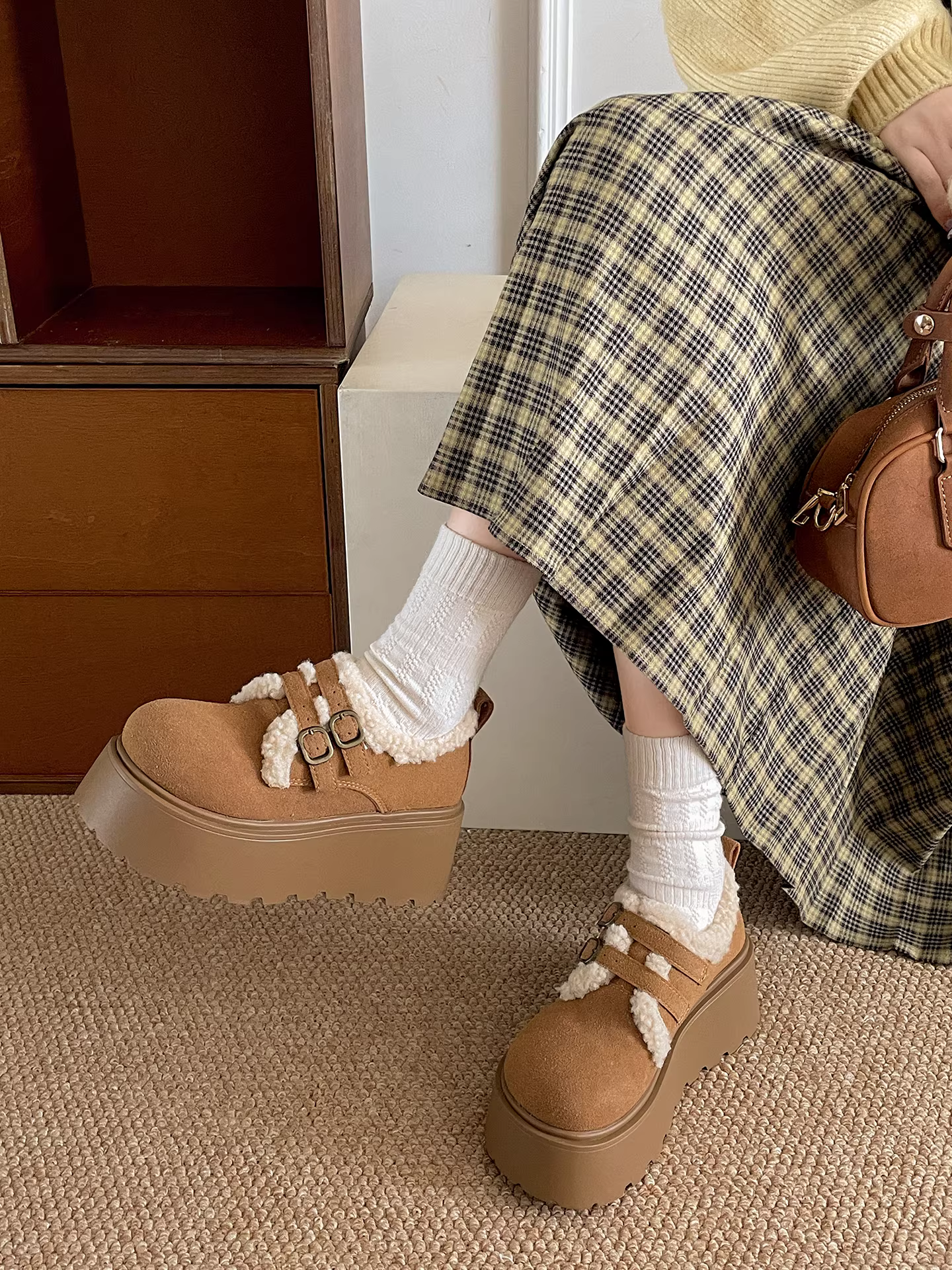 Giày bông giữ ấm đế dày chống trơn lót lông cừu đen dành cho nữ, kiểu dáng retro Birkenstock tăng chiều cao, mẫu mới mùa đông 2025