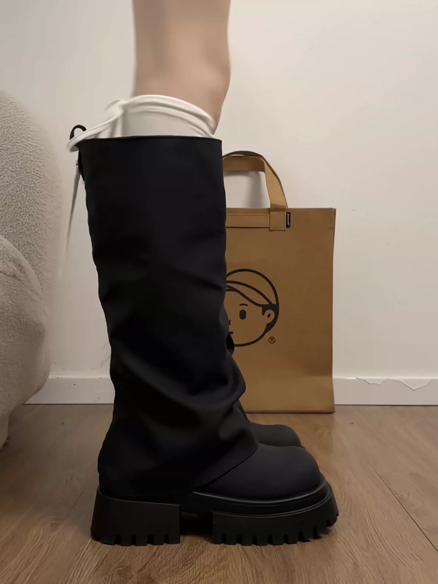 Giày bốt nữ đế dày cổ điển màu đen, kiểu dáng chunky heel, dài đến mắt cá chân, mẫu mới thu đông 2025, phối cùng chân váy, quần ôm dáng, giày cưỡi ngựa.