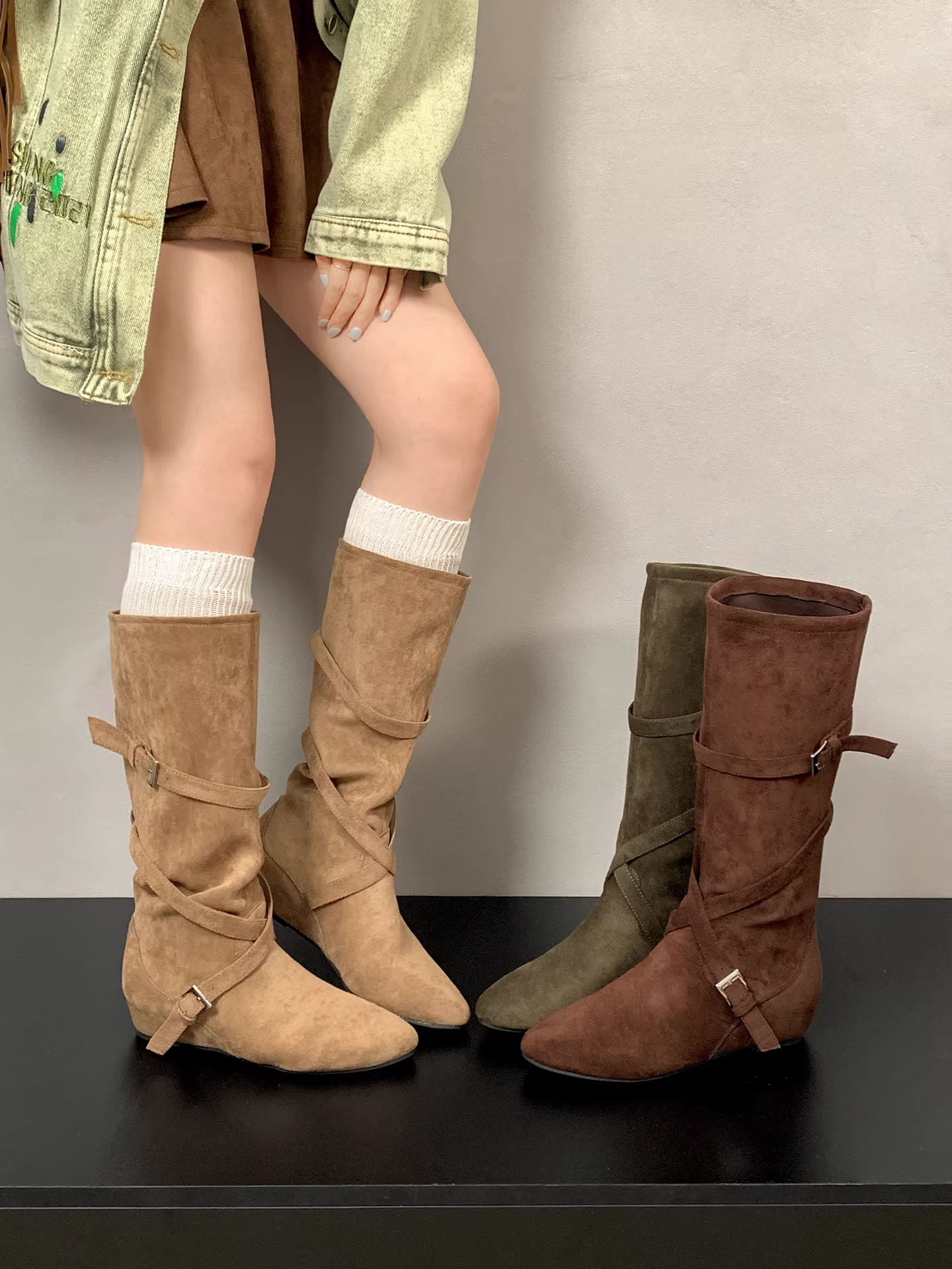 Giày bốt nữ đế bằng tăng chiều cao kiểu mũi nhọn retro Maillard, bốt dài mùa thu đông 2025, kiểu dáng thon gọn, phong cách hiệp sĩ