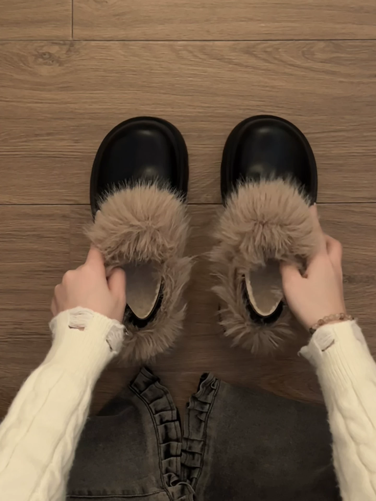 Giày bông giữ ấm đế dày đi ngoài trời tăng chiều cao màu đen dành cho nữ, kiểu mới mùa đông 2025, lót lông cừu và dày dặn kiểu Birkenstock.