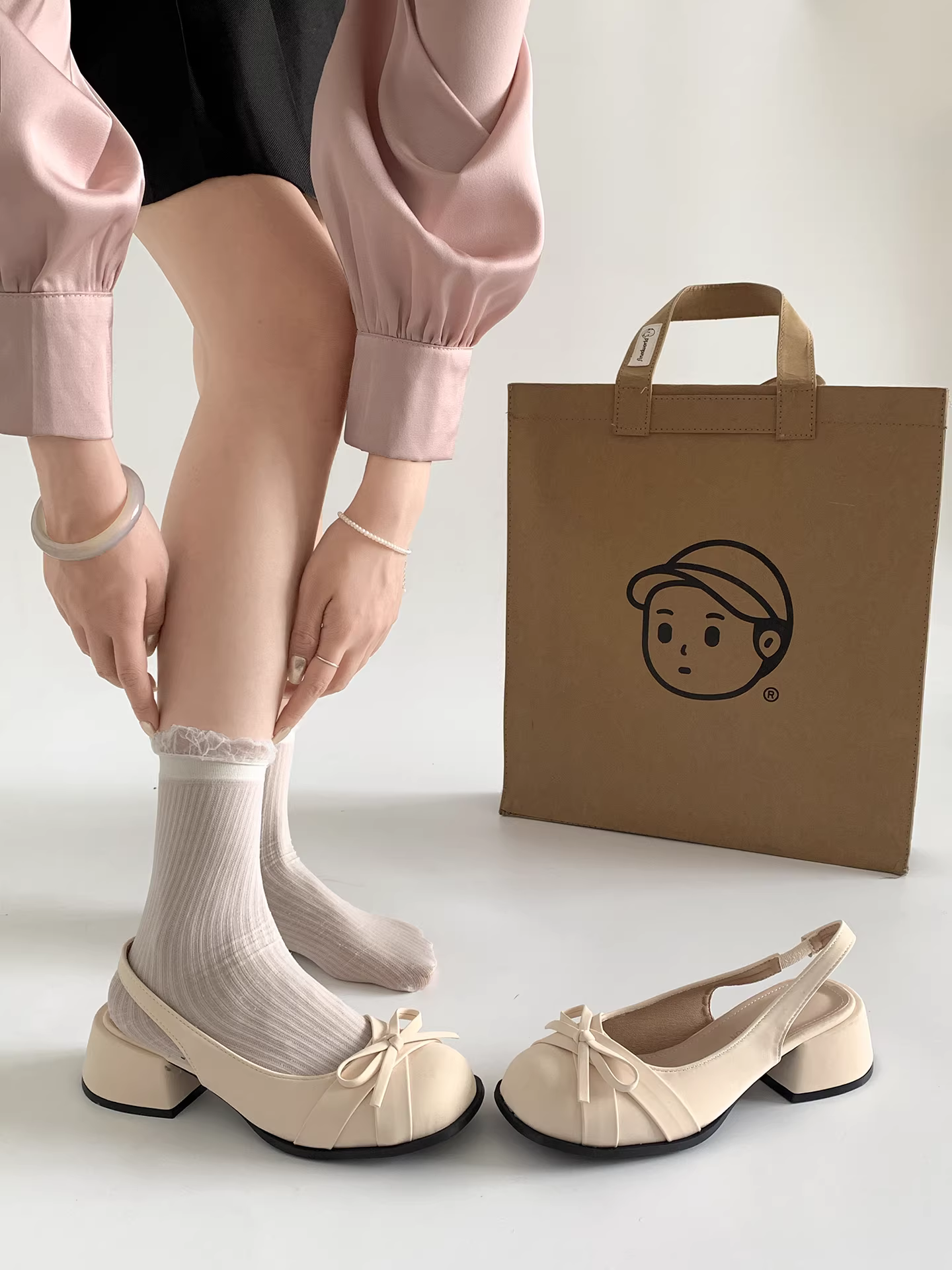 Dép sandal nữ đế thô màu trắng cổ điển, kiểu mới hè 2025, thích hợp phối cùng chân váy, dép kiểu Pháp chống trơn trượt.