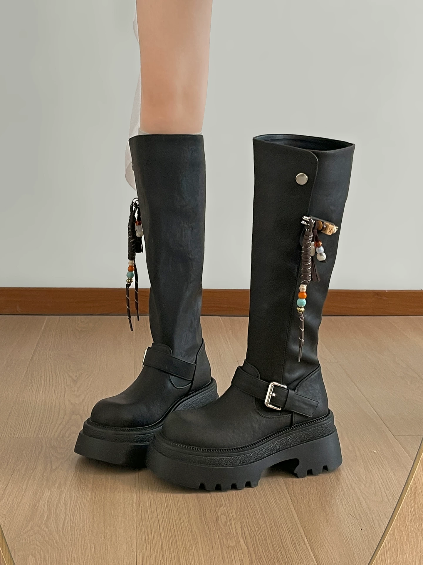 Giày bốt nữ cao đến đầu gối đế xuồng chunky màu đen, kiểu dáng mới thu đông 2025, tôn dáng, tăng chiều cao, phong cách retro, kiểu dáng đi xe.