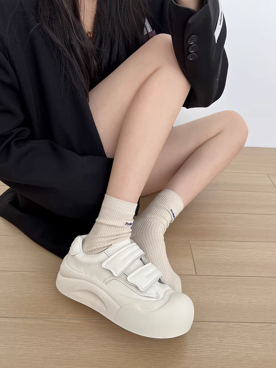 Giày thể thao nữ đế dày màu trắng thời thượng, đa năng, kiểu dáng thu đông 2025 mới, tăng chiều cao, mũi rộng, kiểu dán quai.