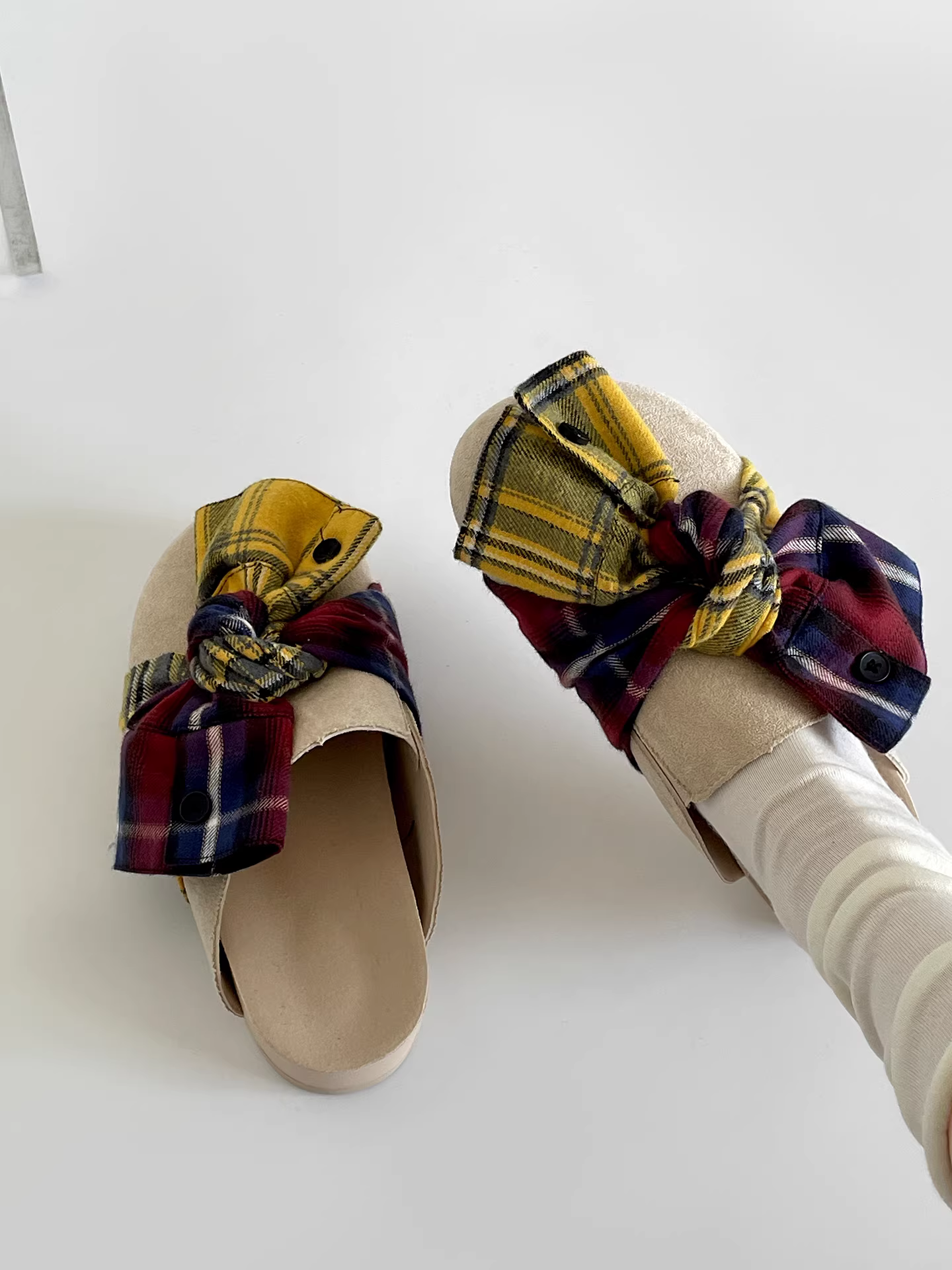 Dép nữ đế bằng chống trơn màu đen, kiểu mới mùa thu 2025, kiểu nửa dép tăng chiều cao, kiểu Birkenstock.