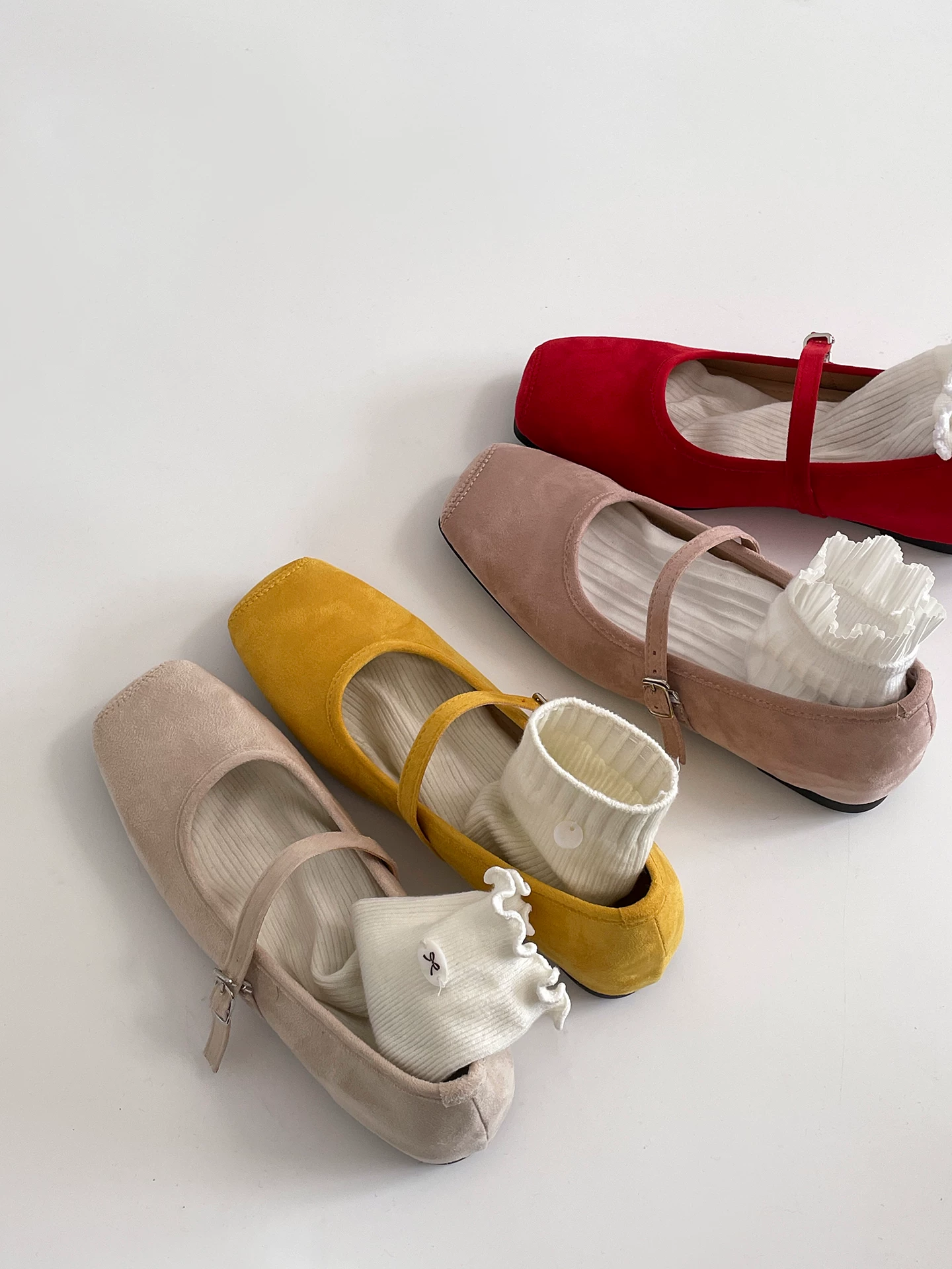 Giày bệt đế bằng mũi vuông kiểu retro màu đỏ dành cho nữ, kiểu mới mùa thu 2025, phù hợp với chân váy, giày Mary Jane đế mềm.