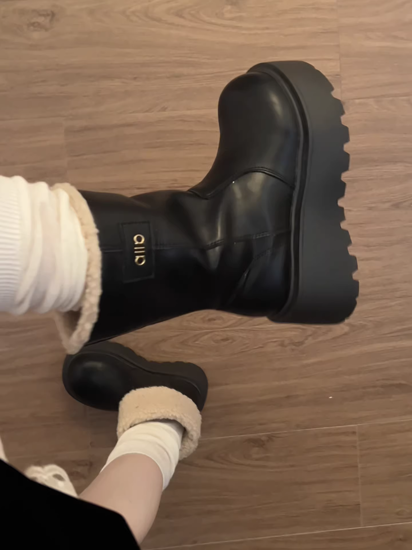 Giày bốt đi tuyết đế dày màu đen dành cho nữ, kiểu dáng mùa đông mới 2025, lót lông cừu, dày dặn, tăng chiều cao, kiểu Birkenstock, chất liệu cotton.