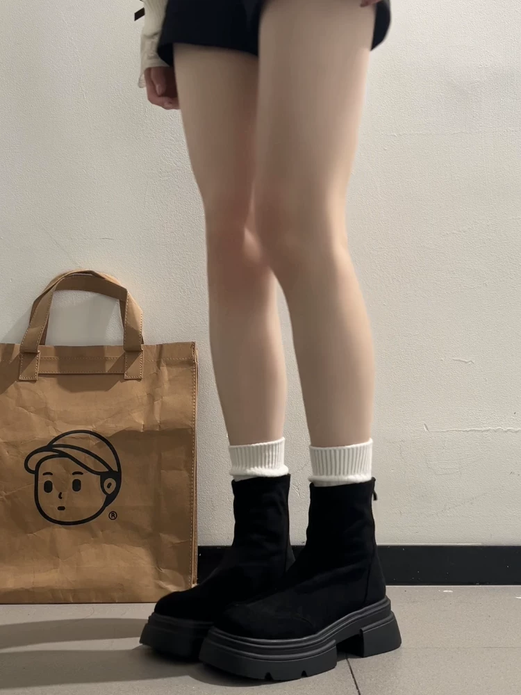 Giày bốt đế dày cổ điển màu đen dành cho nữ ở miền Nam, mẫu mới thu đông 2025, đa năng, kiểu ngắn, phù hợp với người nhỏ nhắn, tăng chiều cao và thon gọn.