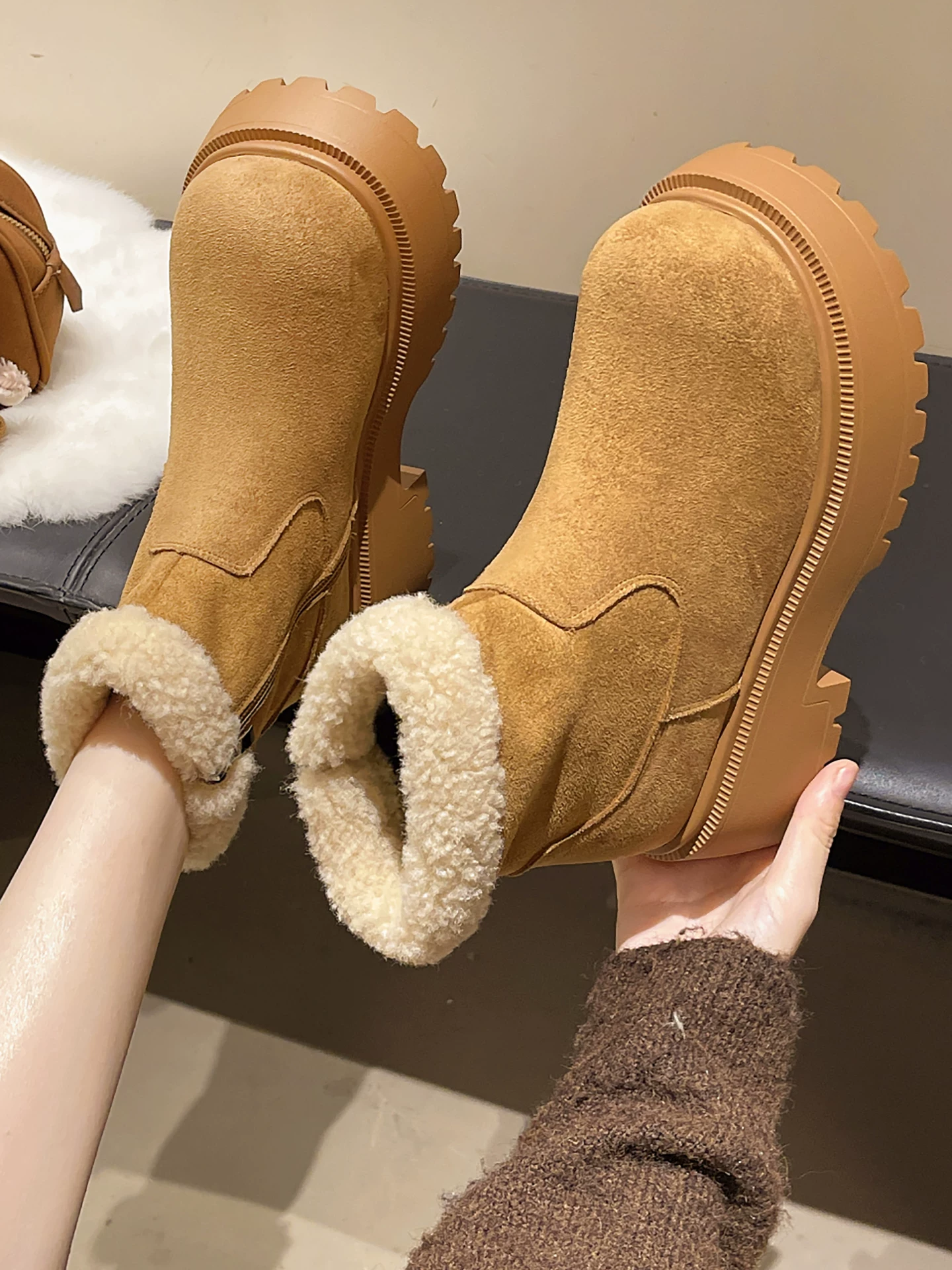 Giày bốt nữ mùa đông 2025 đế dày, lót lông mềm mại, chống trơn trượt, tăng chiều cao, ấm áp, kiểu dáng cổ điển, chất liệu cotton, thích hợp đi ngoài trời.