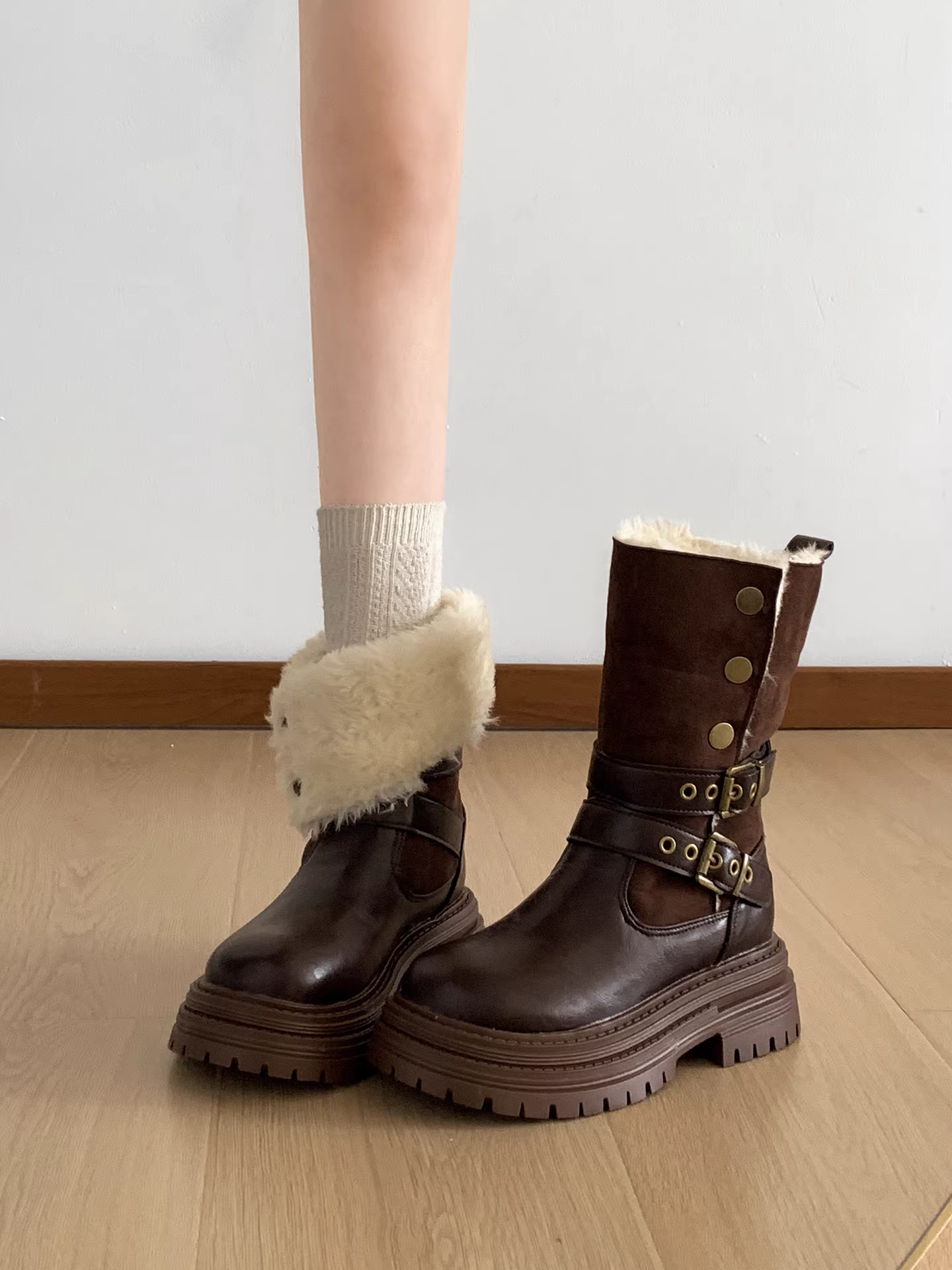 Giày bốt Martin đế dày lót lông phong cách Anh Quốc màu nâu dành cho nữ, mẫu mới mùa đông 2025, đế mềm ấm áp, kiểu cổ điển.