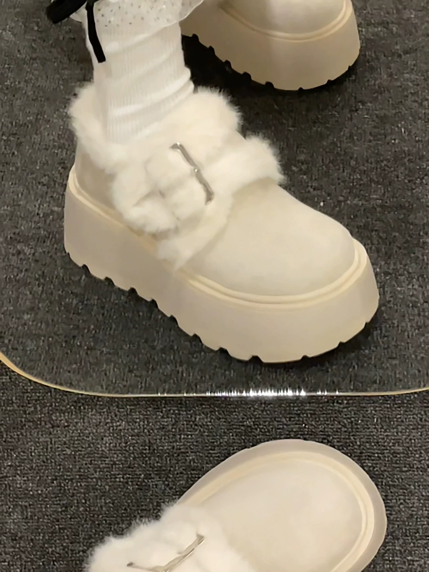 Giày bông đế dày lót lông cừu màu trắng dành cho nữ, mặc ngoài trời mùa đông, giày Birkenstock tăng chiều cao đa năng mới năm 2025.