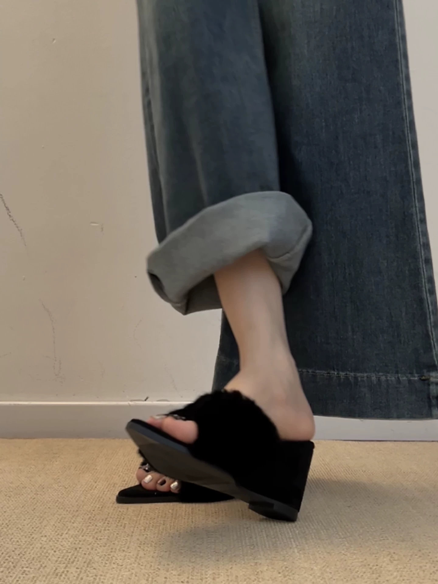 Giày dép lông dày đế xuồng chống trơn mũi nhọn kiểu retro đen dành cho nữ, mặc ngoài trời mùa đông, kiểu mới 2025, kiểu lười tăng chiều cao bằng vải cotton.