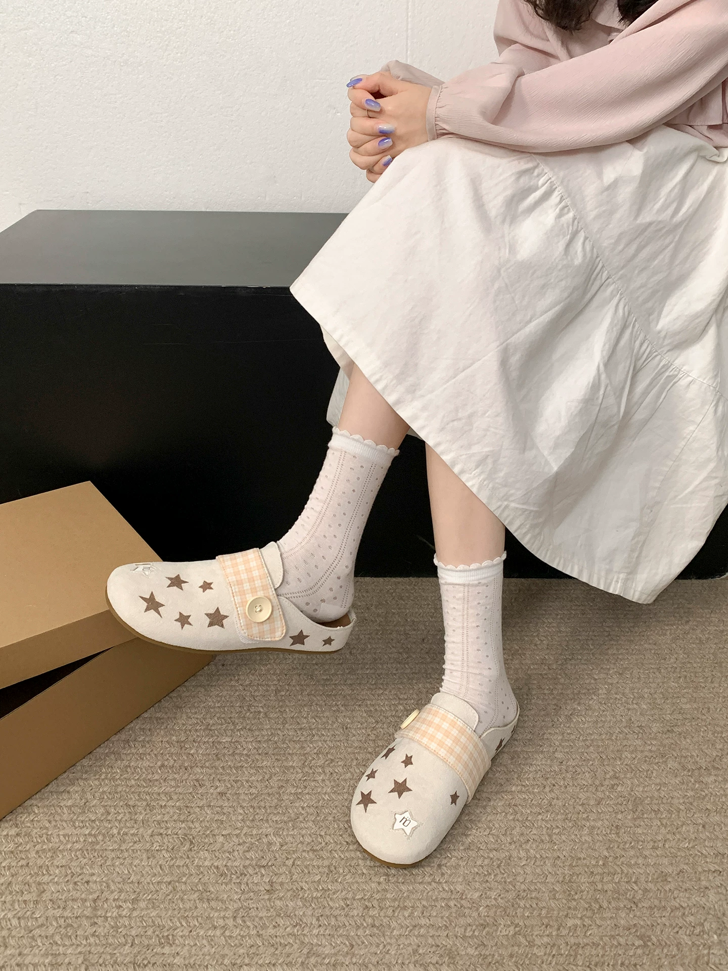 Dép nữ đế dày cổ điển cao cấp màu trắng, kiểu mới mùa thu 2025, thích hợp phối cùng váy, kiểu Birkenstock nửa dép.