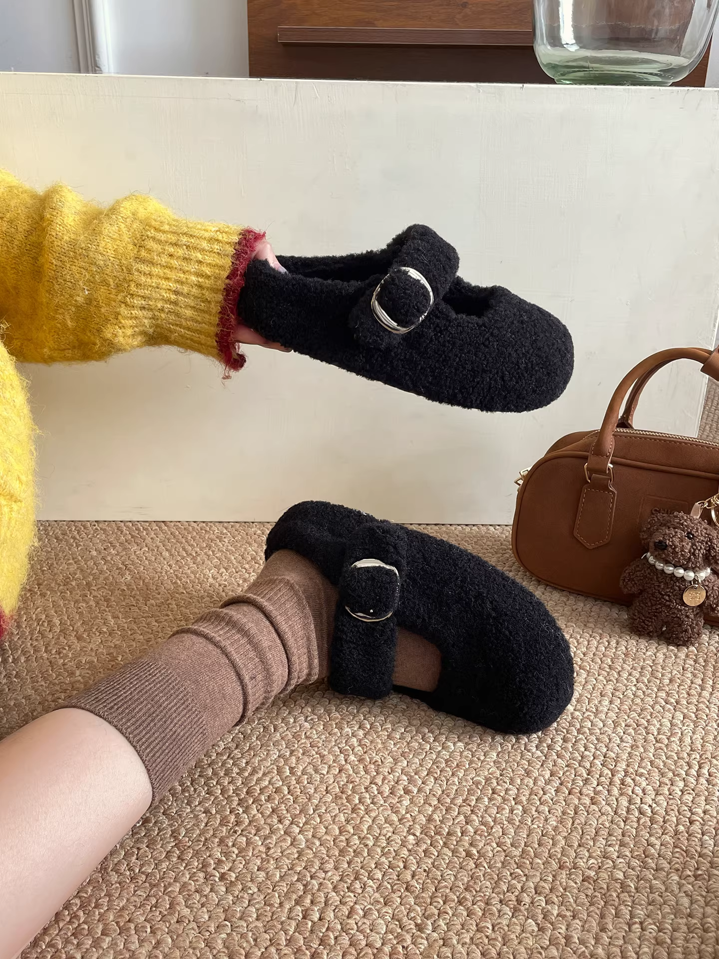 Đôi dép lông dày kiểu Pháp Nanzai Nanfang màu đen dành cho nữ, mẫu mới mùa đông 2025, giữ ấm khi đi ngoài trời, chất liệu bông mềm mại.