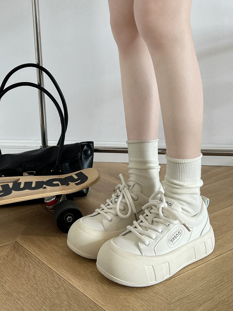 Giày thể thao nữ đế dày nhẹ, màu trắng, kiểu dáng đa năng, phù hợp với chân váy, mẫu mới thu đông 2025, kiểu dáng thấp cổ, đang thịnh hành