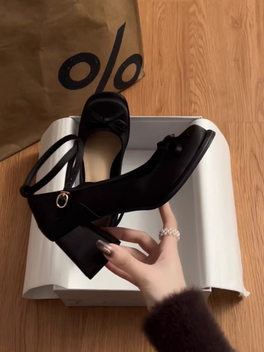 Giày cao gót đế thô miệng nông kiểu Pháp màu đen dành cho nữ, kiểu thu mới 2025, phối cùng chân váy, giày cao gót Mary Jane cổ điển.