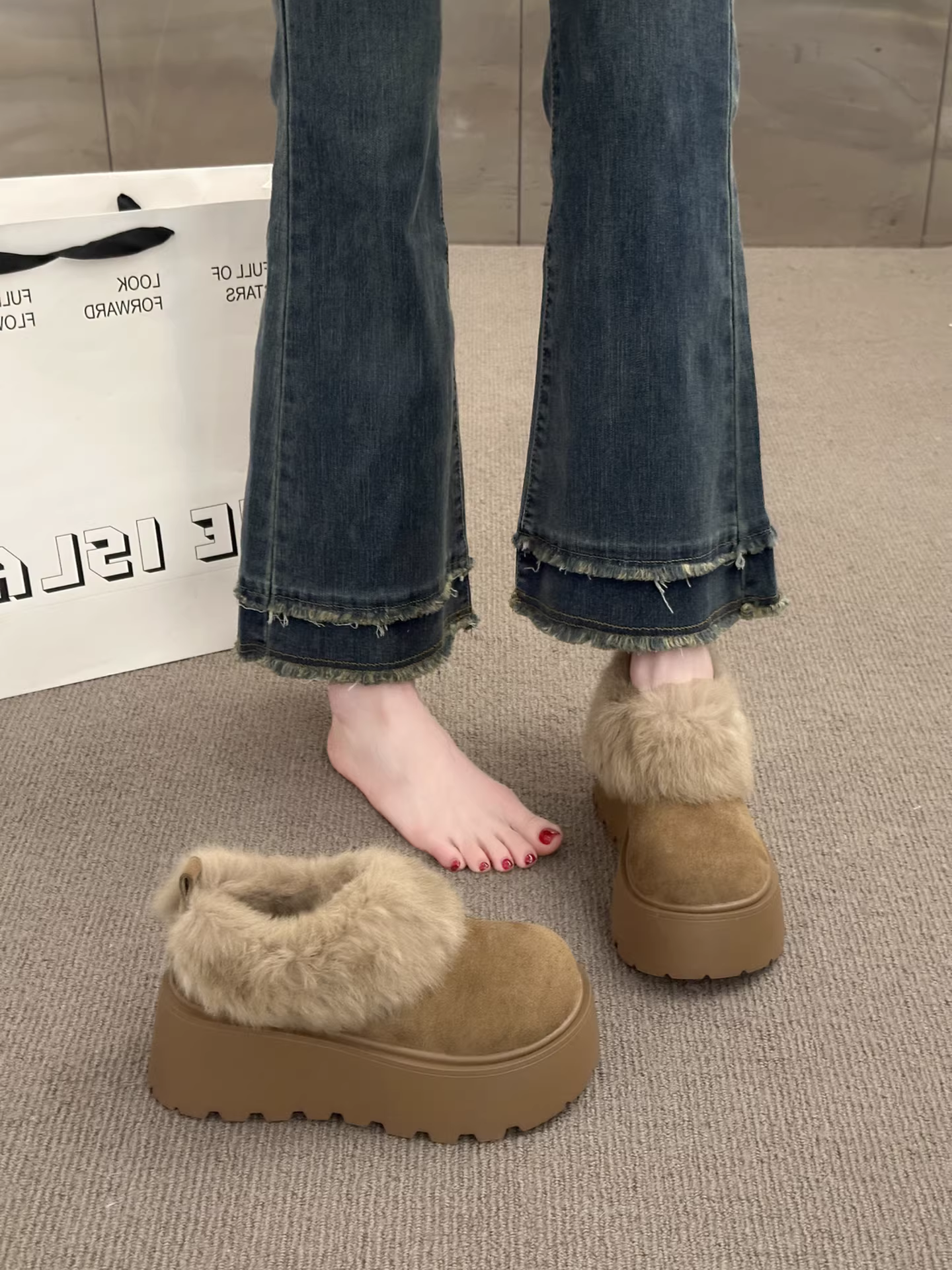 Giày đế xuồng kiểu Pháp cổ điển, lót lông cừu dày dặn dành cho nữ, mẫu mới mùa đông 2025, ấm áp và thích hợp đi ngoài trời, giày Birkenstock lông thú tăng chiều cao.