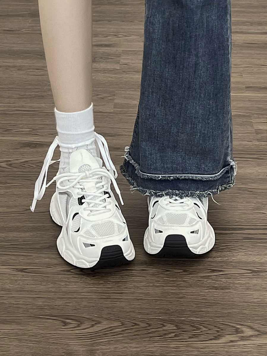Giày thể thao nữ kiểu dáng phổ biến giúp chân trông nhỏ nhắn hơn, đa năng, mẫu mới thu đông 2025, giày thể thao cổ thấp đế dày retro tăng chiều cao màu trắng.